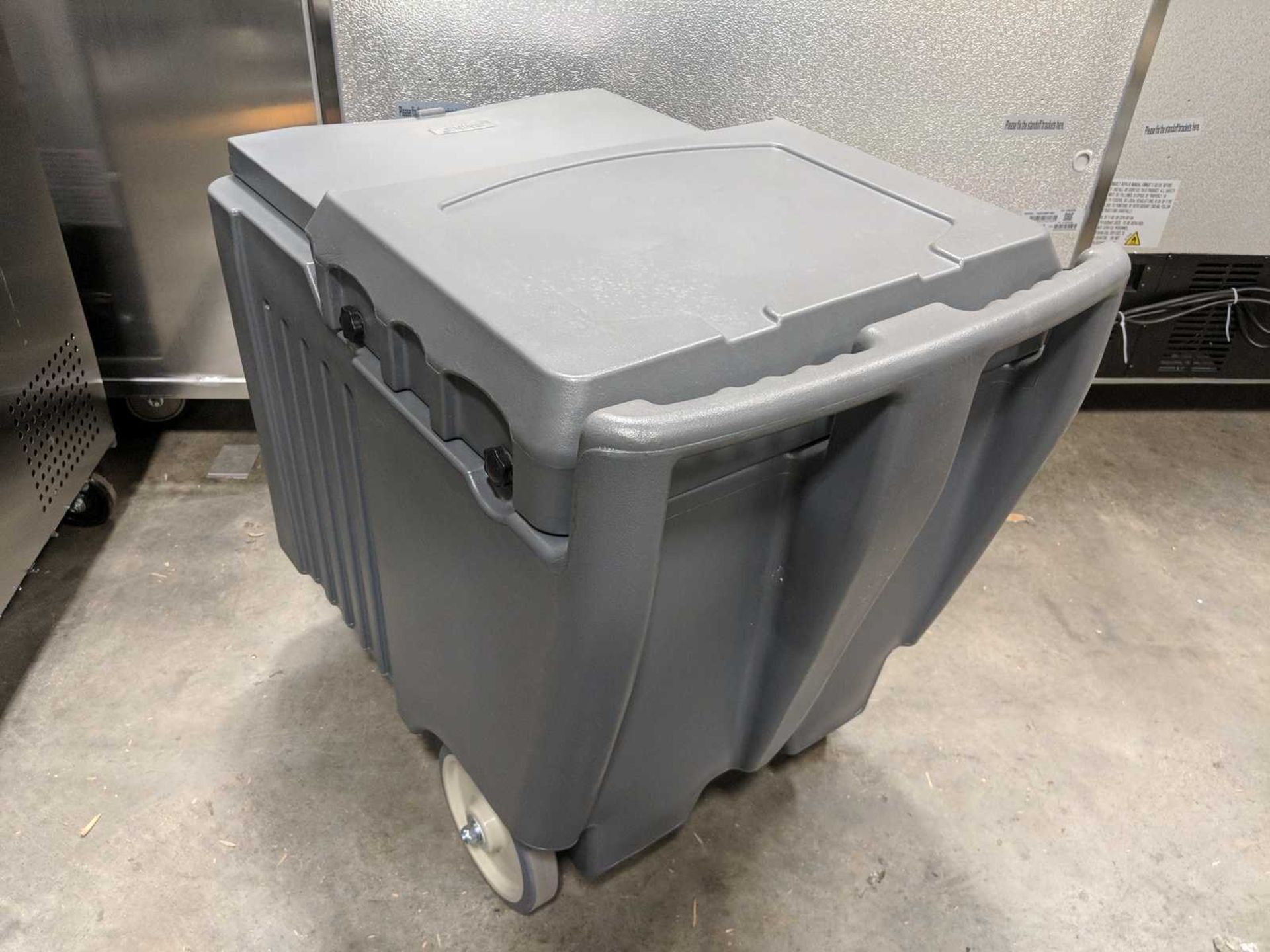 125lb Insulated Ice Caddy with Drain - Image 2 of 5