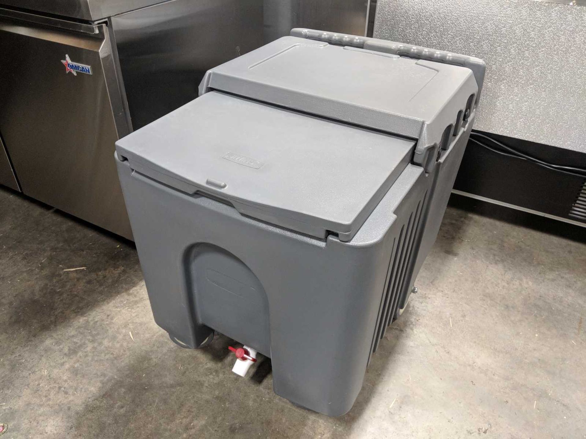 125lb Insulated Ice Caddy with Drain