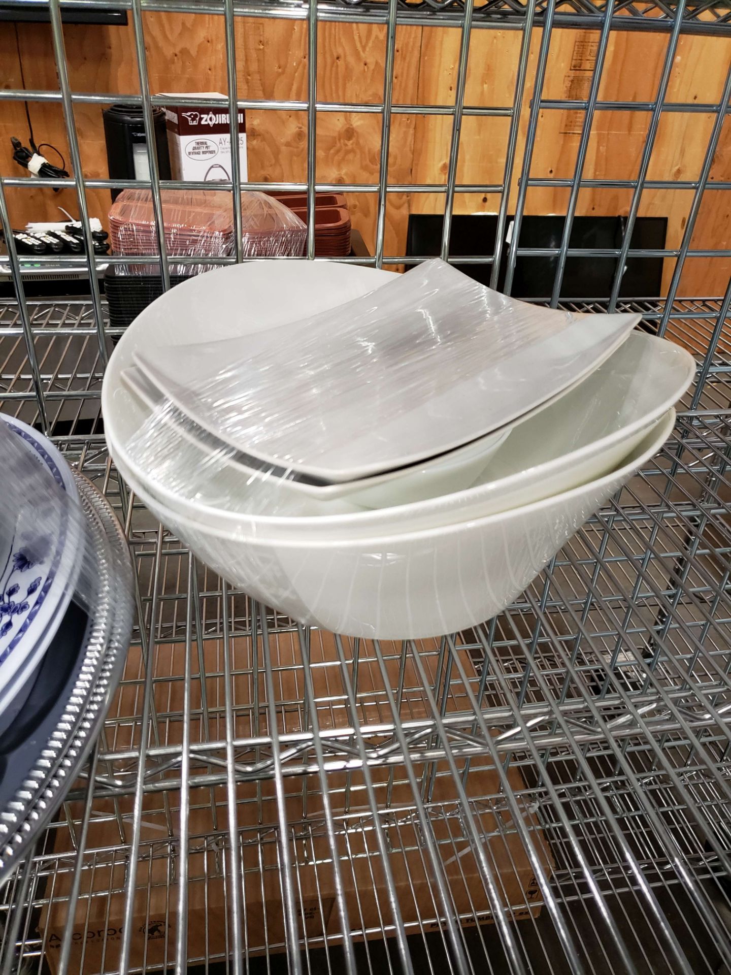 White Design Bowls & Platters (7 Pieces Total) - 1 Lot - Image 5 of 5