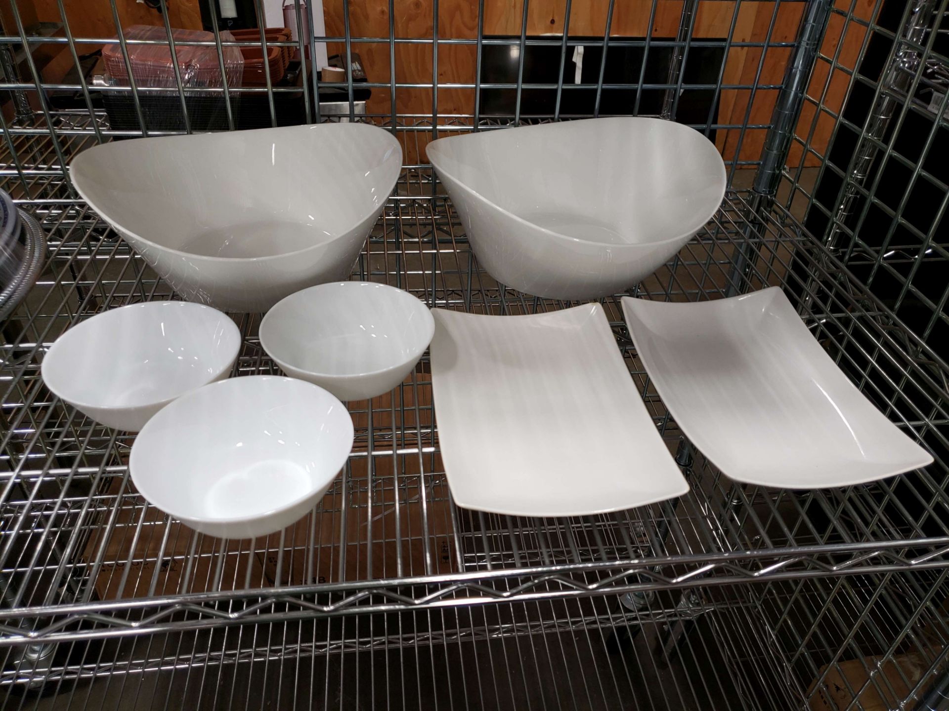 White Design Bowls & Platters (7 Pieces Total) - 1 Lot