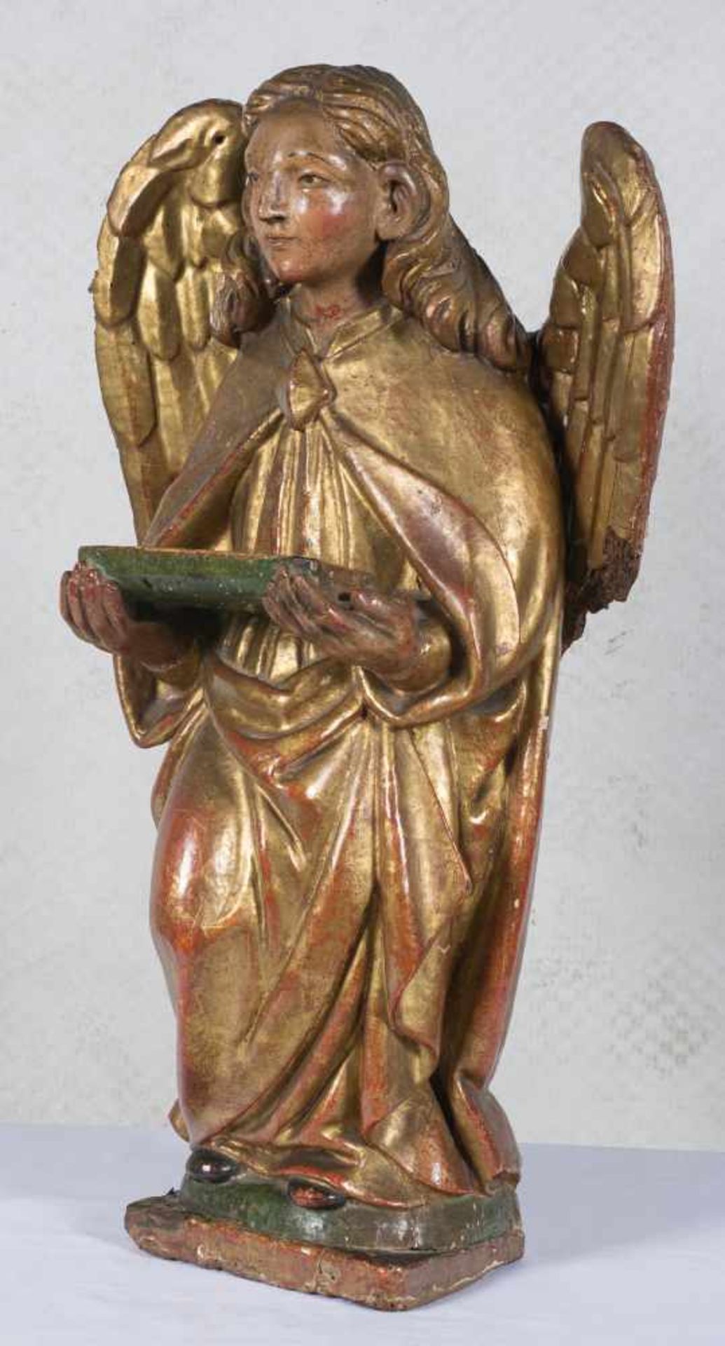 Angel. Carved, gilded and polychromed wooden sculpture. 16th – 17th century.Angel. Carved, gilded - Bild 2 aus 4