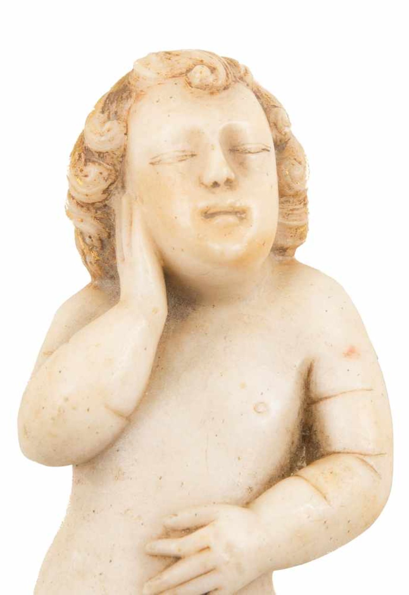 Sleeping child Carved alabaster figure with gilt residue on the hair. Renaissance. 16th century. - Bild 2 aus 3