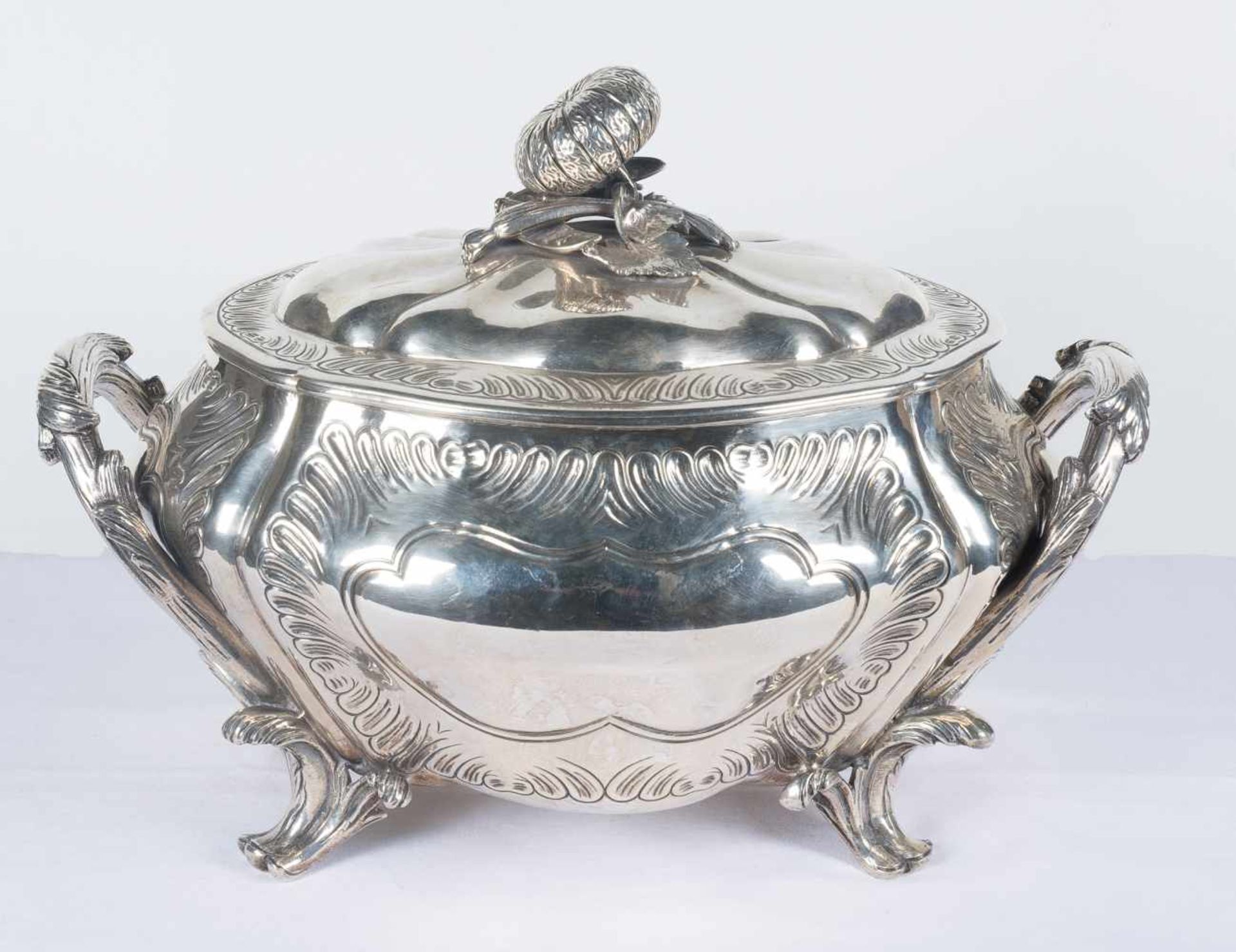 Important silver tureen. 18th century. Marked. 30 x 44 x 28 cm. - Bild 3 aus 6