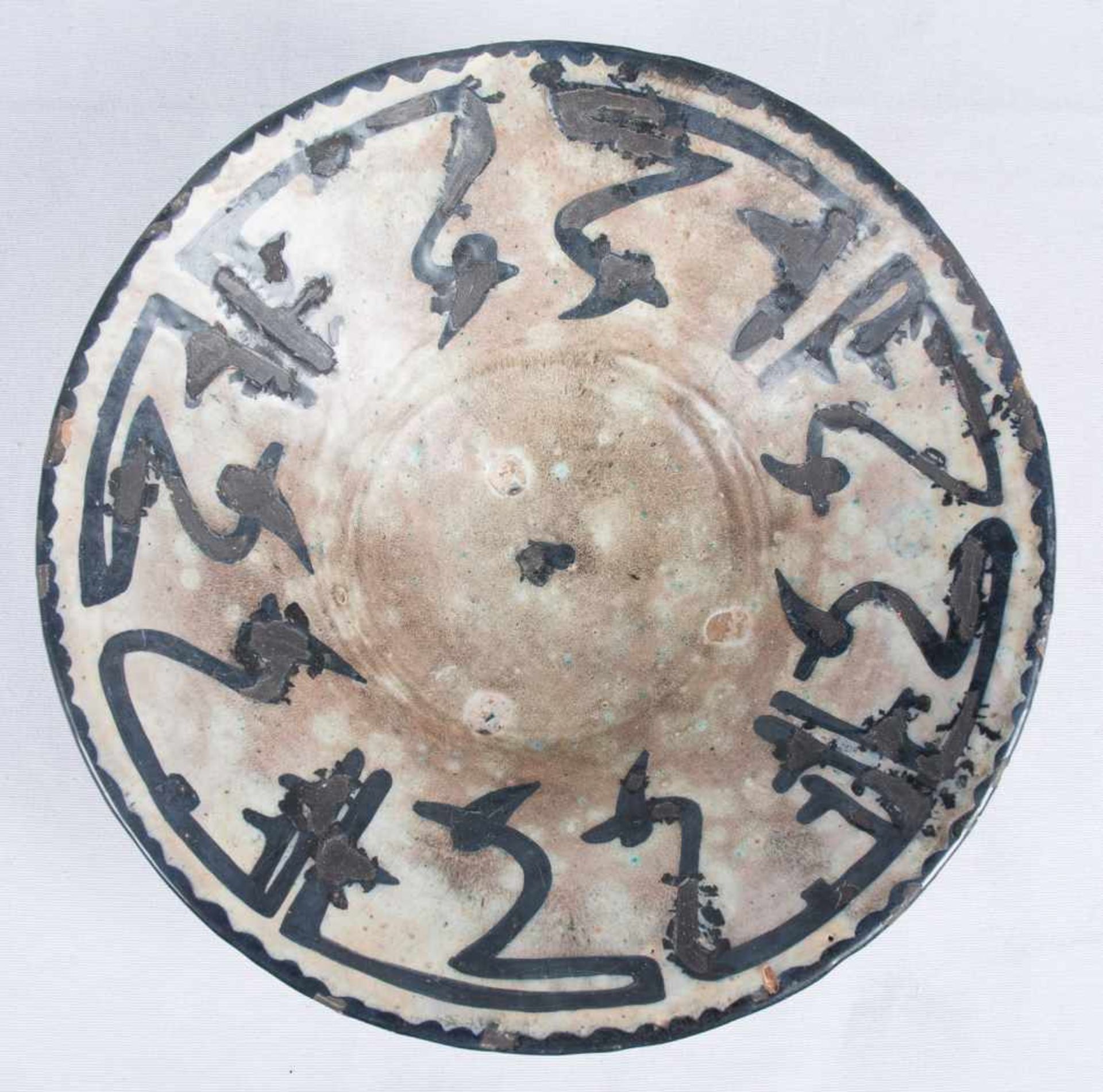 Pottery plate. Nishapur. 12th century. With a Kufic inscription. 7 x 22,5 cm. - Bild 3 aus 5