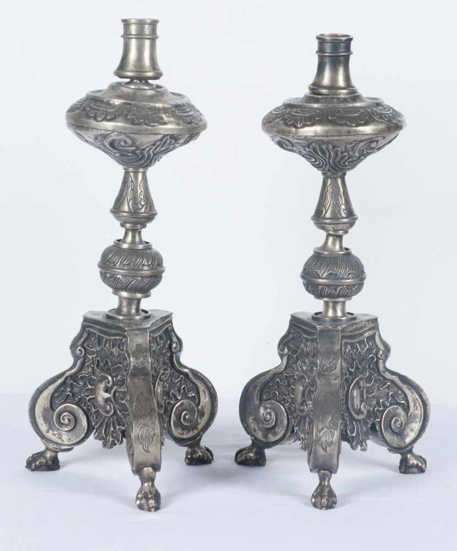 Pair of embossed silver candlesticks with wooden interior. 18th century. Height: 30,5 cm. each. - Bild 2 aus 2