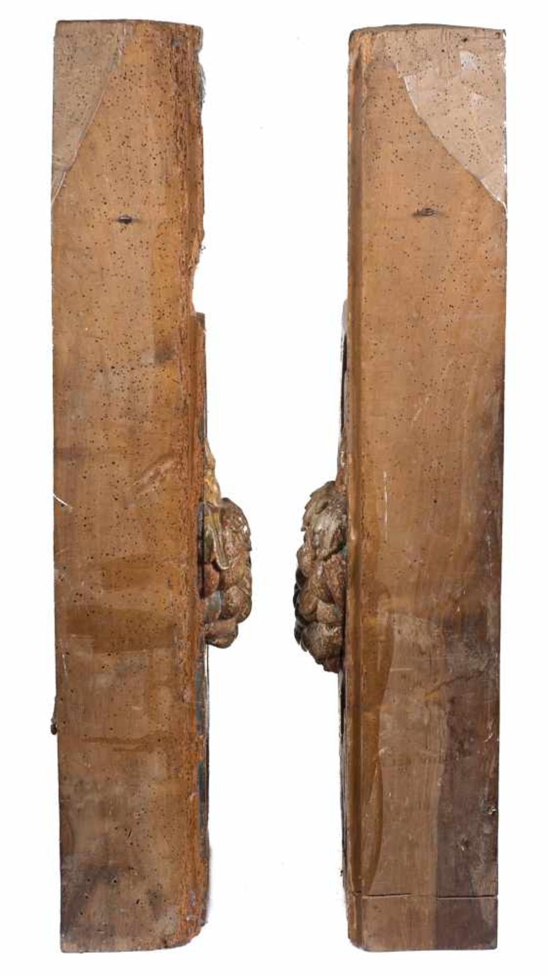 Pair of carved, gilded and polychromed wooden caryatids. 16th century. 84 x 18 x 30 cm. each. - Bild 4 aus 5