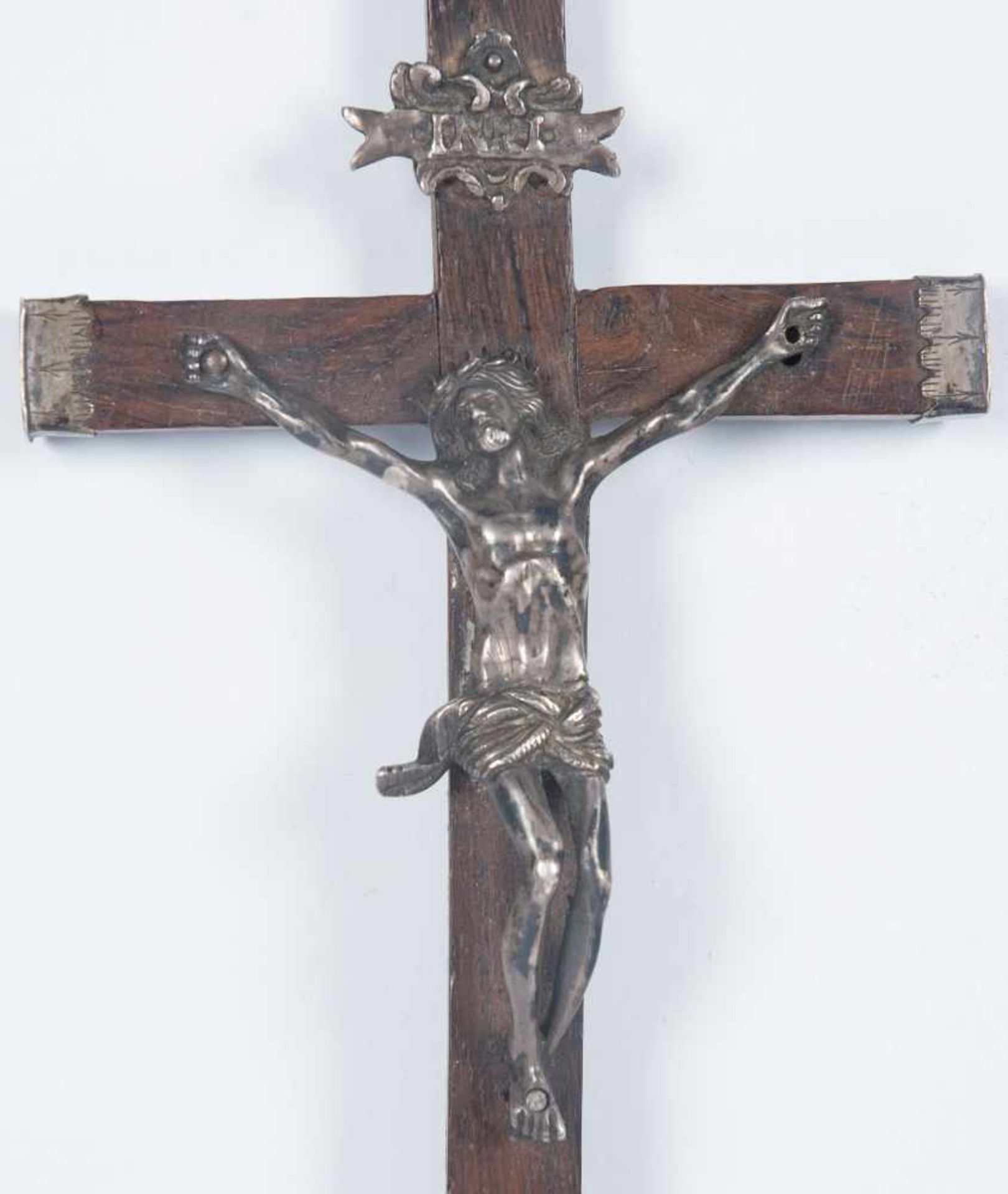 Crucifix. Silver Christ with a wooden cross with silver attached to it. 17th century. 21,2 x 9,5 - Bild 2 aus 3