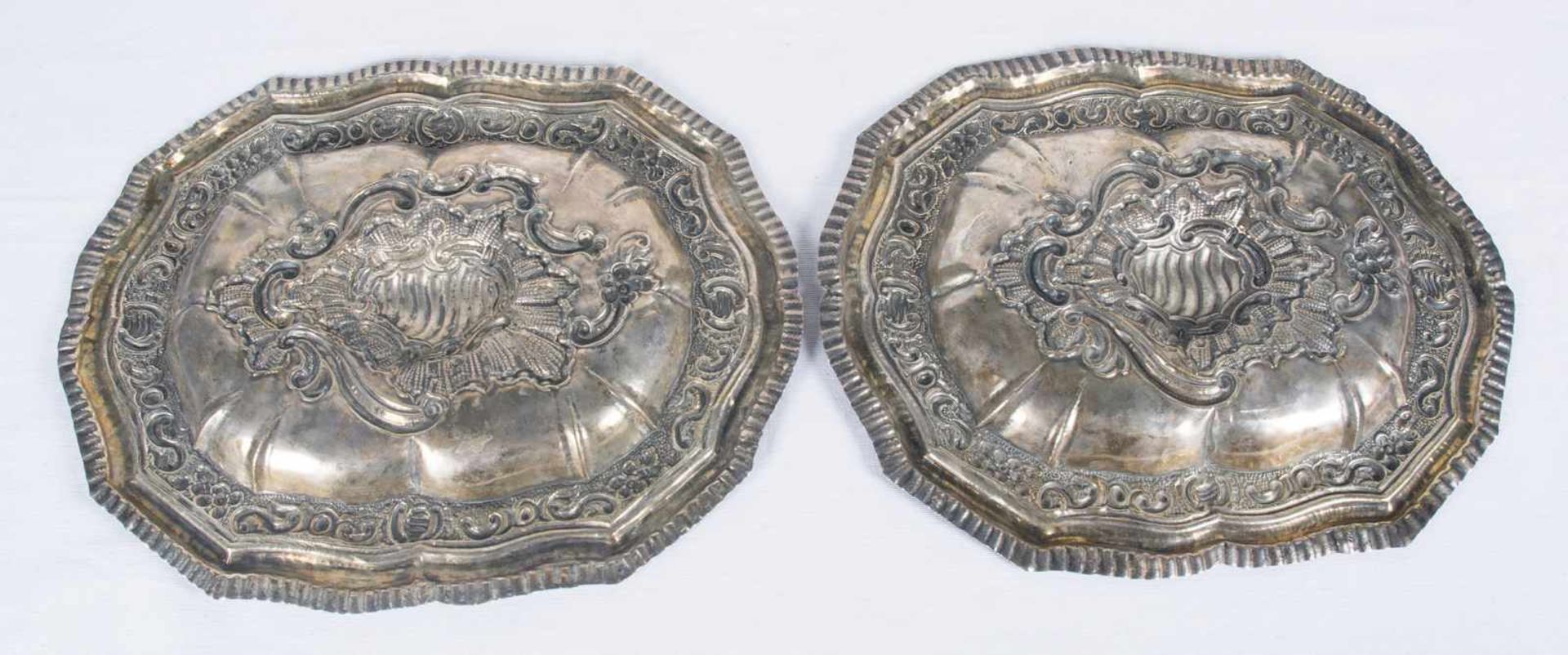 Pair of embossed and engraved silver trays. 18th century. Delicate "rocaille" decoration. 21,5 x - Bild 3 aus 3