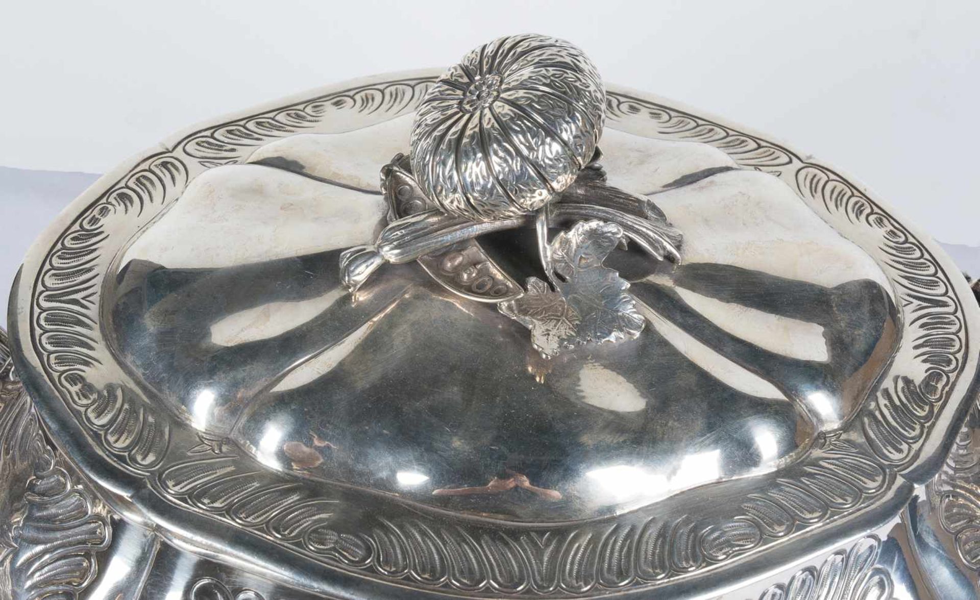 Important silver tureen. 18th century. Marked. 30 x 44 x 28 cm. - Bild 2 aus 6