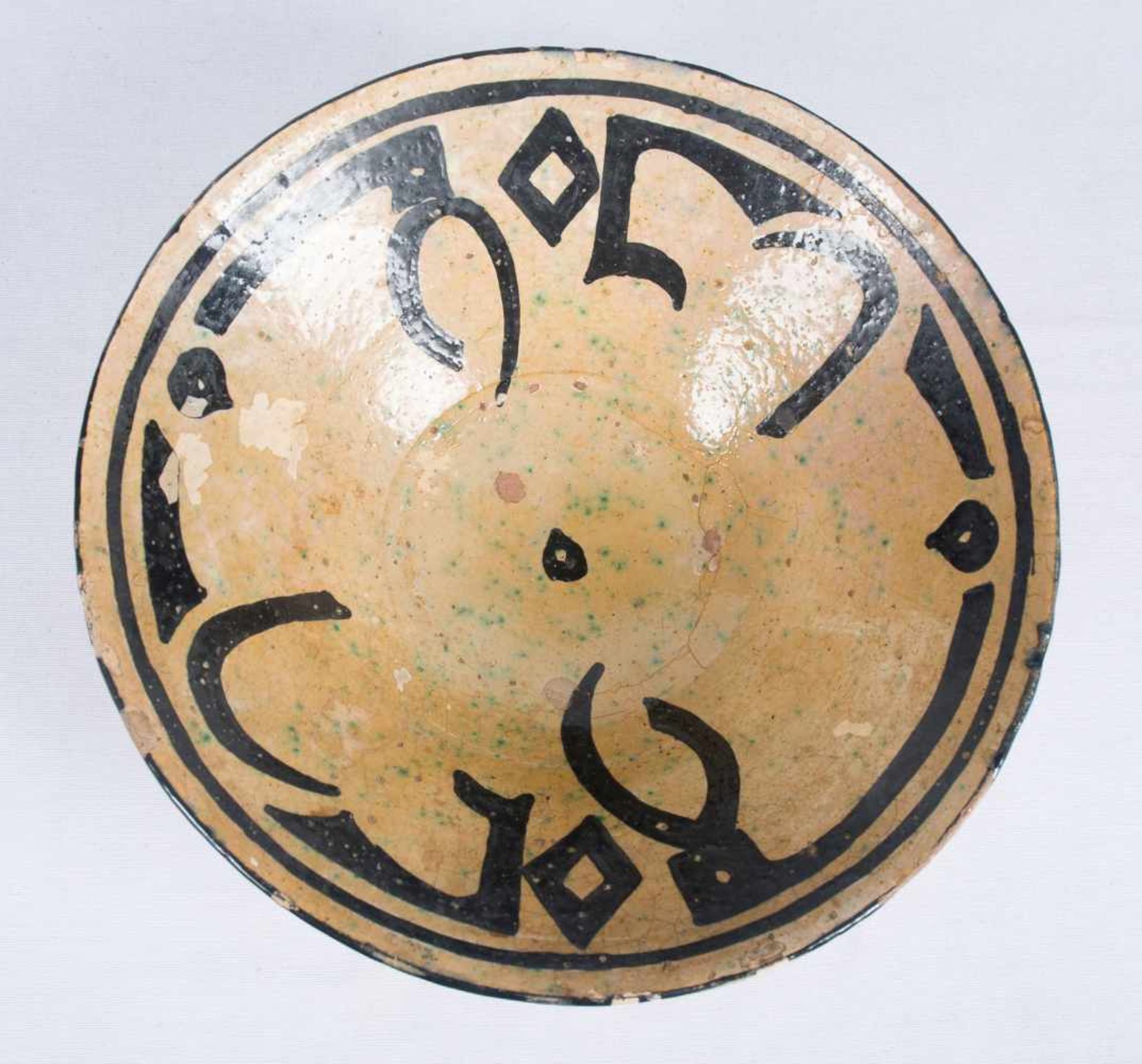 Pottery plate. Nishapur. Iran. 12th century. With a Kufic inscription. 9 x 25,5 cm. - Bild 2 aus 4