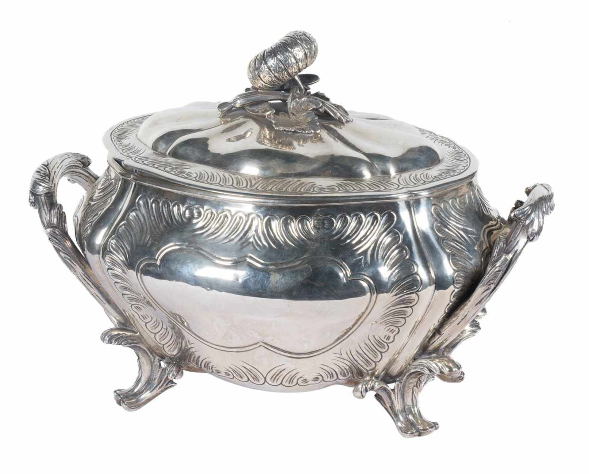 Important silver tureen. 18th century. Marked. 30 x 44 x 28 cm.