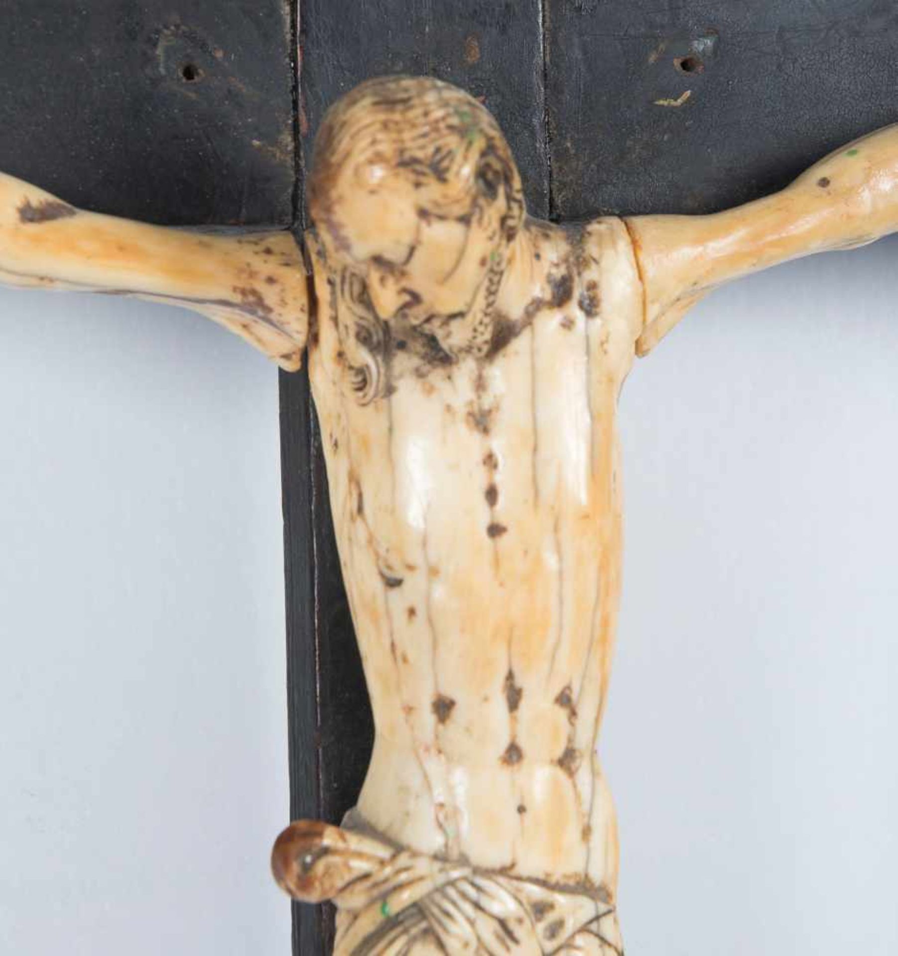 Christ. Sculpted ivory figure. 16th century. Height: 18,5 cm. Small faults. - Bild 3 aus 3