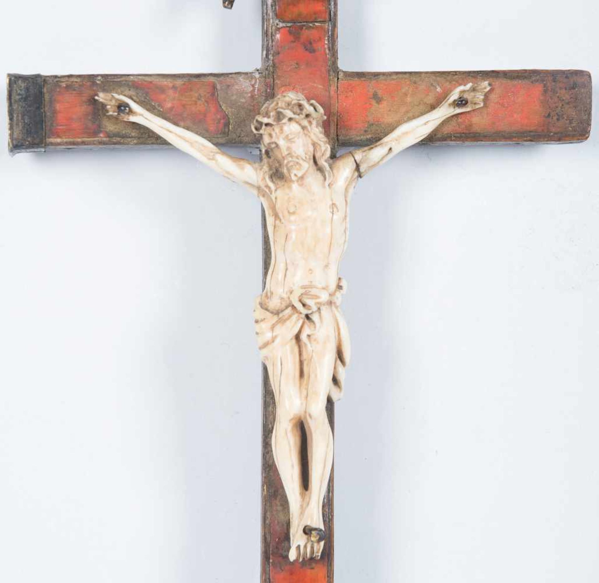 Crucifix. Christ sculpted in ivory with a wooden cross covered in tortoiseshell plaques with - Bild 2 aus 3