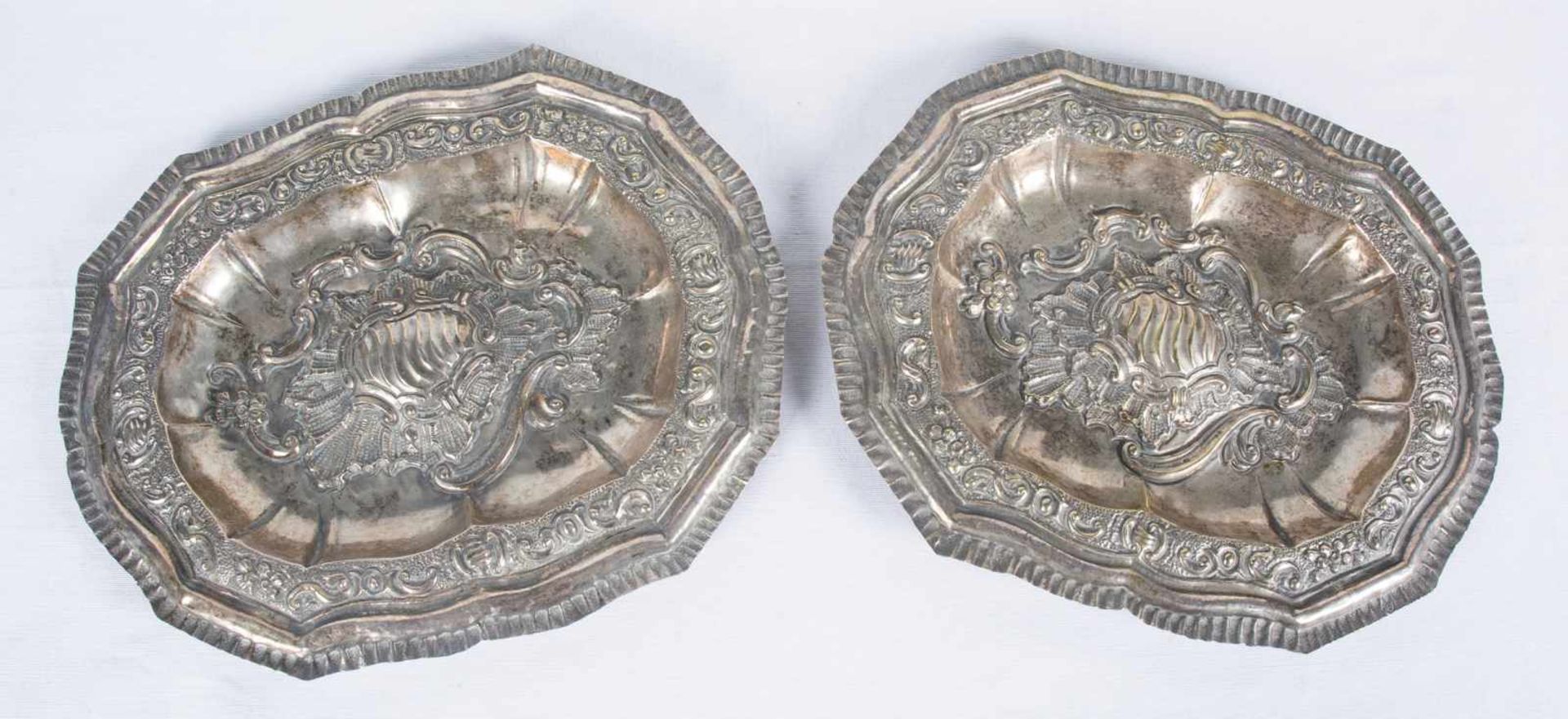 Pair of embossed and engraved silver trays. 18th century. Delicate "rocaille" decoration. 21,5 x - Bild 2 aus 3