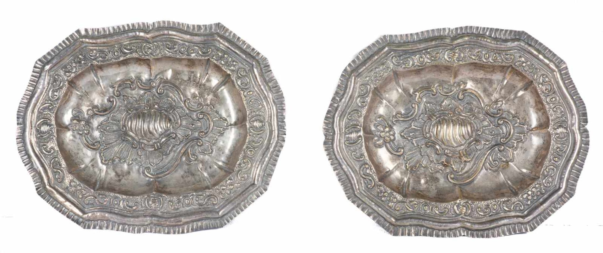 Pair of embossed and engraved silver trays. 18th century. Delicate "rocaille" decoration. 21,5 x