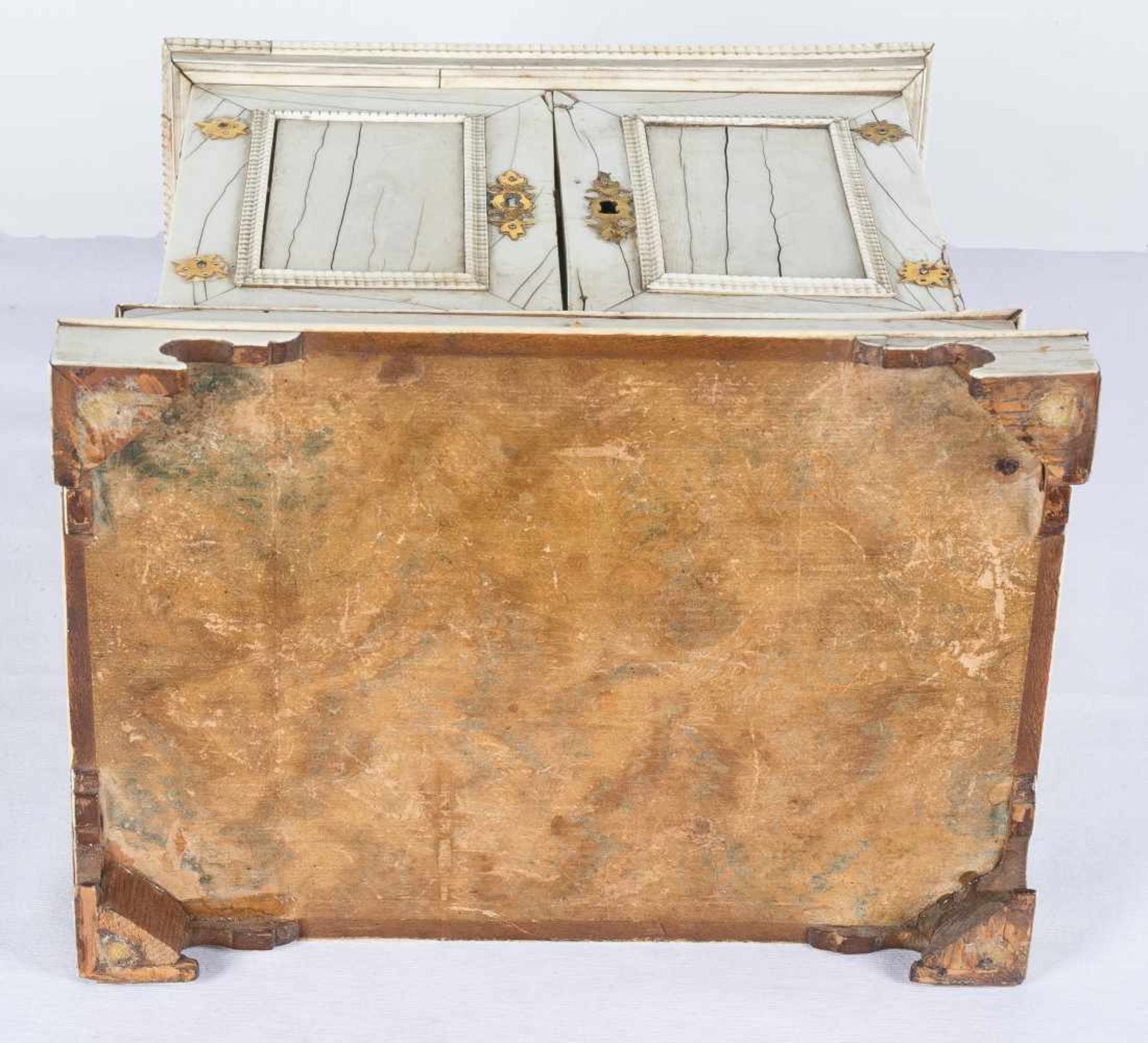 An important german wooden chest covered in ivory and painted ivory with gilded bronze fixings. - Bild 6 aus 14