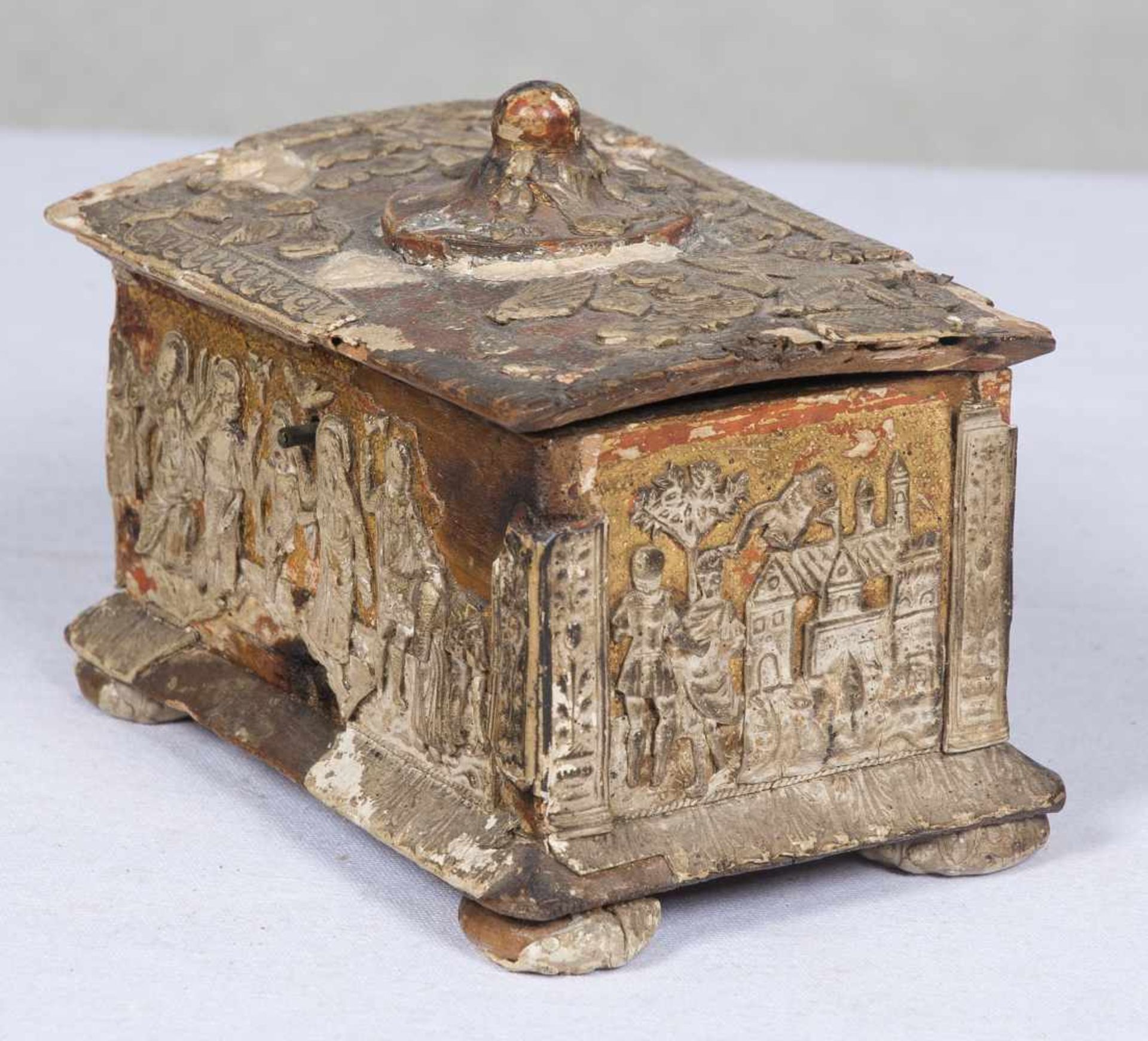 Small "a pastiglia" golden chest, with a wooden interior. Bottega dei trionif romani. Northeast of - Bild 7 aus 9