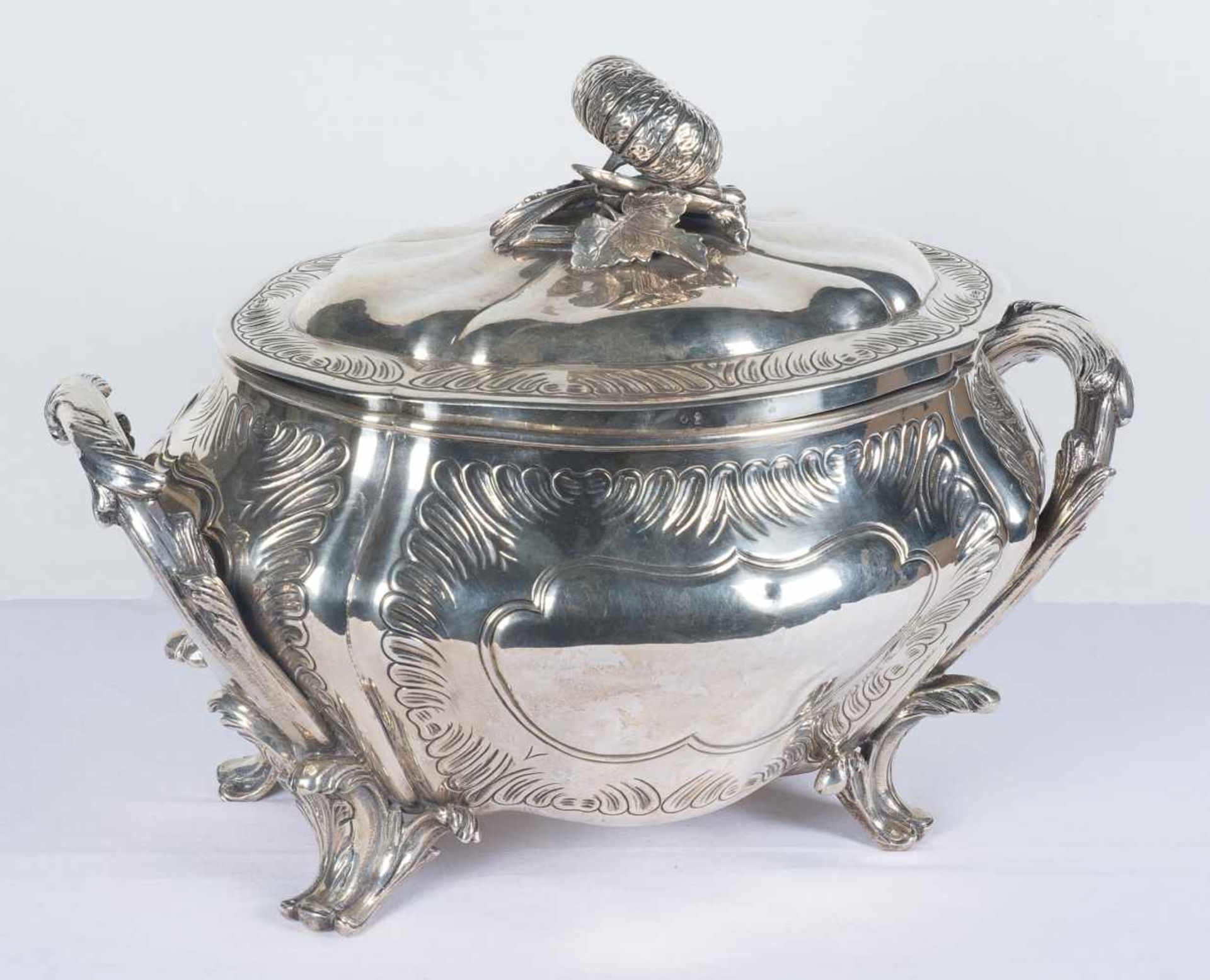 Important silver tureen. 18th century. Marked. 30 x 44 x 28 cm. - Bild 6 aus 6