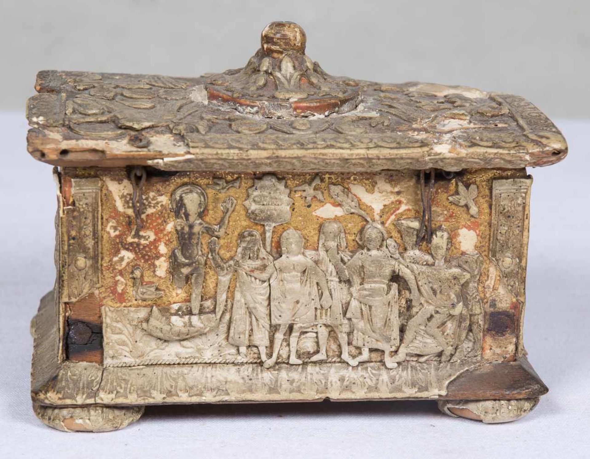 Small "a pastiglia" golden chest, with a wooden interior. Bottega dei trionif romani. Northeast of - Bild 8 aus 9