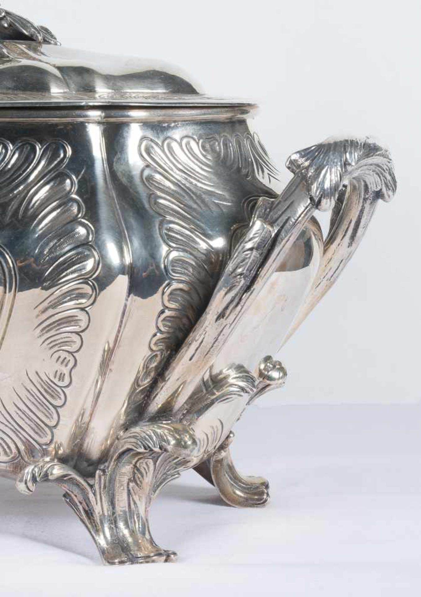 Important silver tureen. 18th century. Marked. 30 x 44 x 28 cm. - Bild 4 aus 6