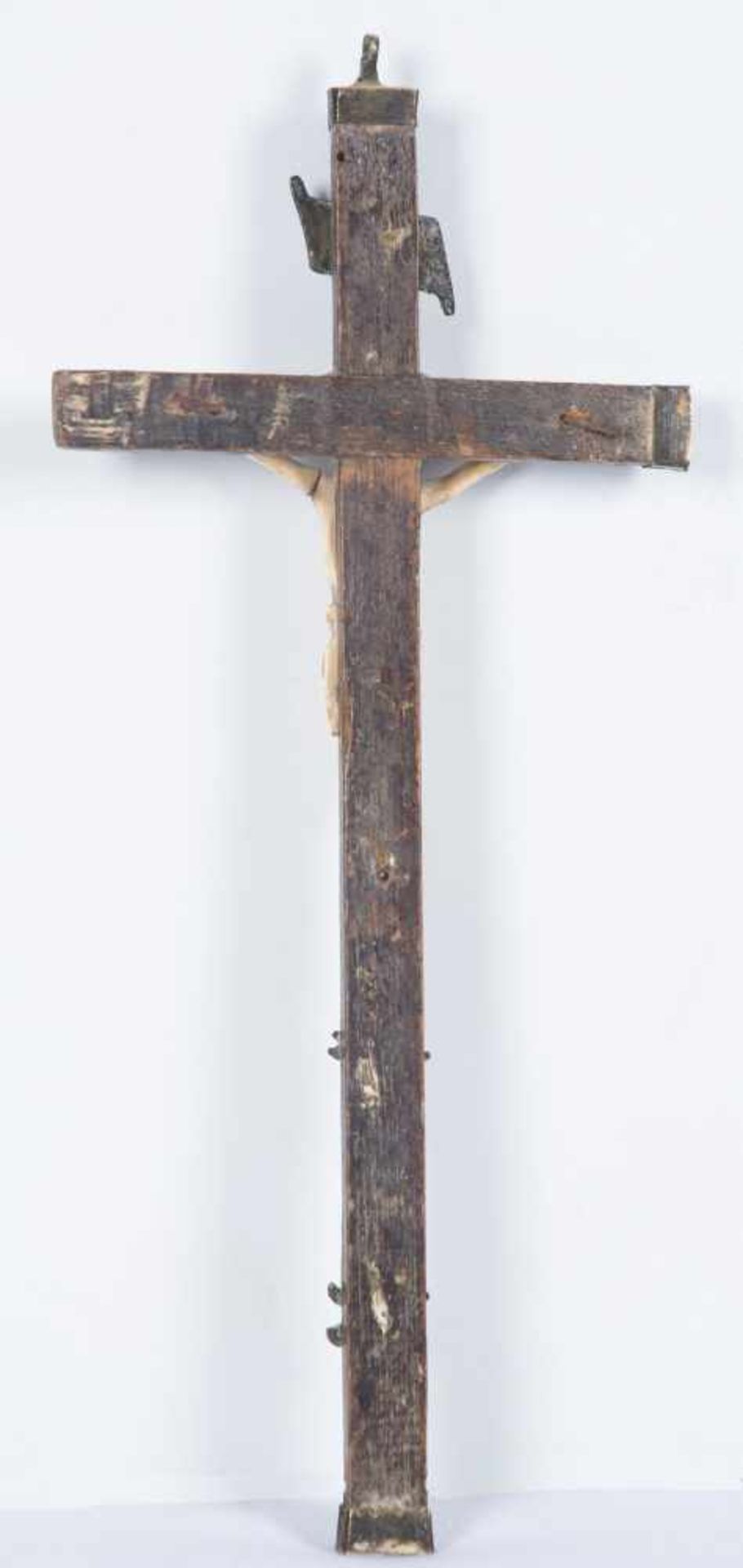 Crucifix. Christ sculpted in ivory with a wooden cross covered in tortoiseshell plaques with - Bild 3 aus 3