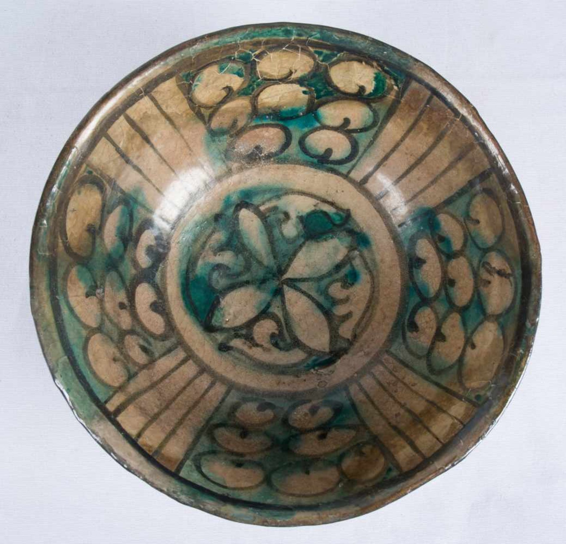 Pottery plate. Khorasan. 10th – 11th century. 9,5 x 22,5 cm. - Bild 3 aus 4