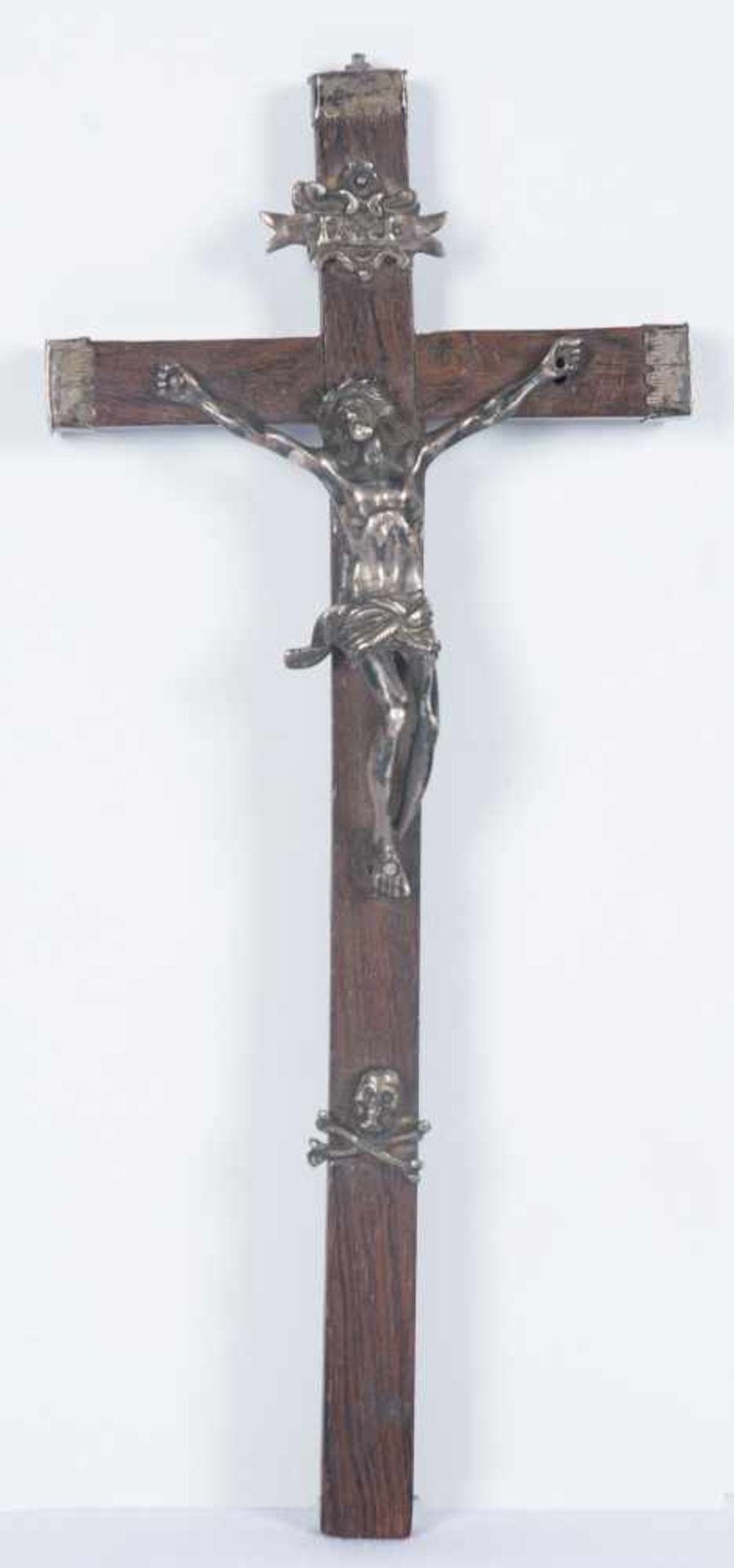 Crucifix. Silver Christ with a wooden cross with silver attached to it. 17th century. 21,2 x 9,5