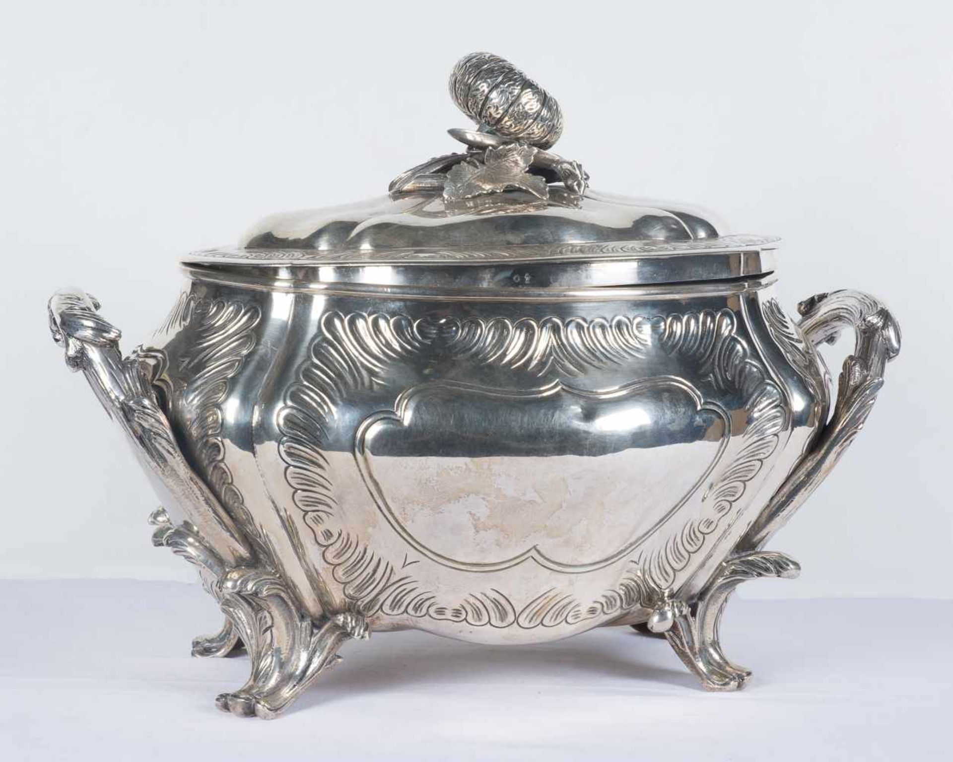 Important silver tureen. 18th century. Marked. 30 x 44 x 28 cm. - Bild 5 aus 6