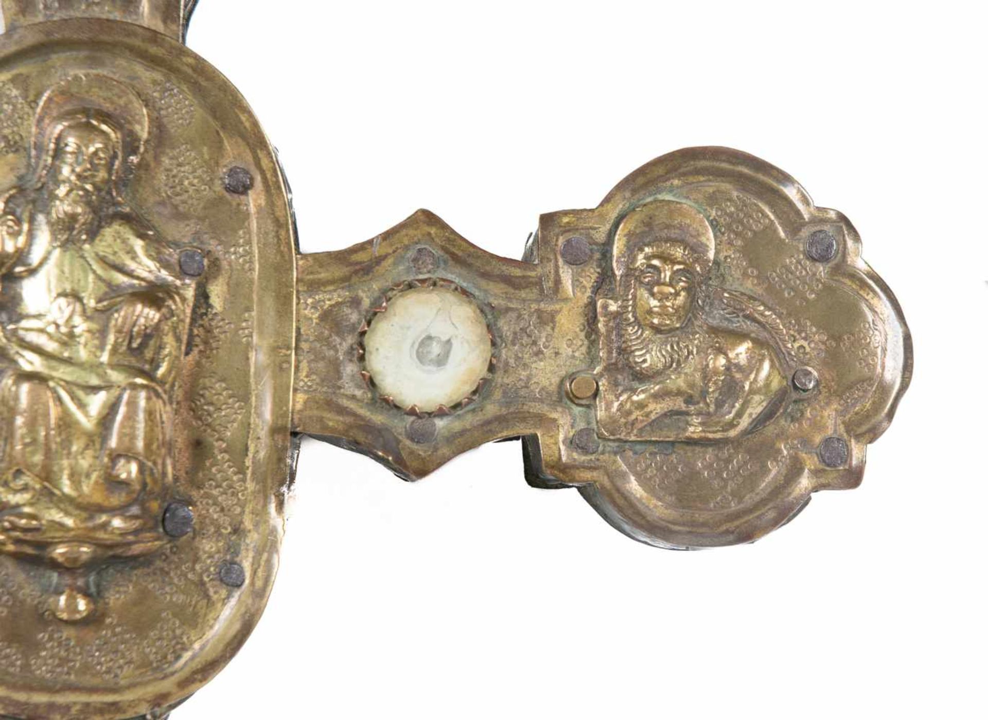 Gilded and embossed copper processional cross with cabochons and gilded copper applications, on a - Bild 12 aus 12