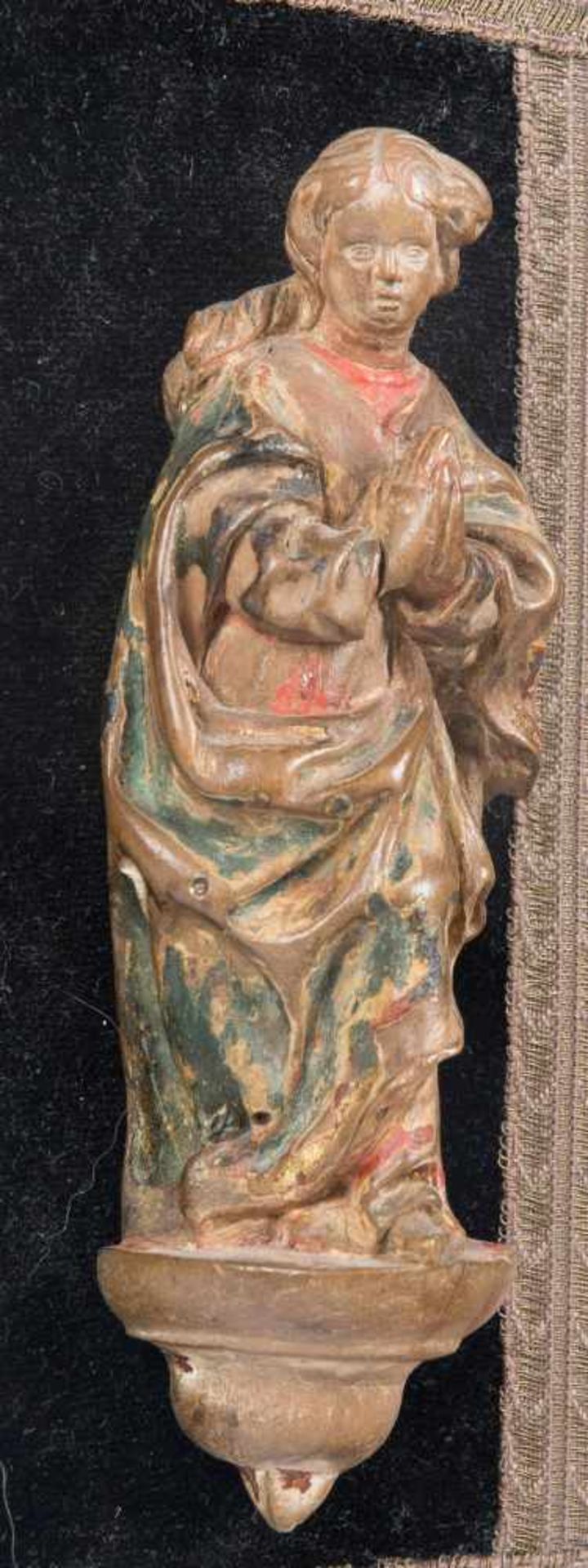 "Virgin Mary". Small sculpture in carved and polychromed wood. Granada. Circa 1600.Height: 14.5 cm.- - Bild 2 aus 4