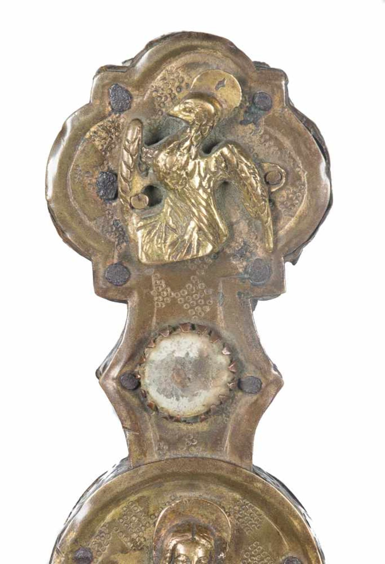 Gilded and embossed copper processional cross with cabochons and gilded copper applications, on a - Bild 3 aus 12