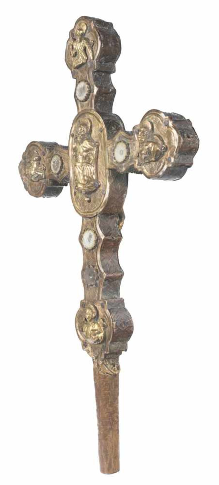 Gilded and embossed copper processional cross with cabochons and gilded copper applications, on a - Bild 4 aus 12