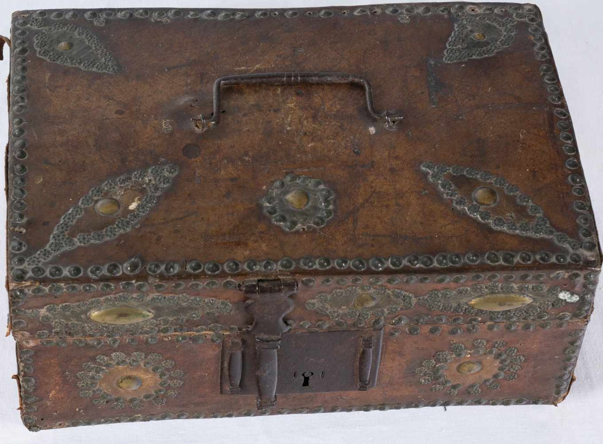 Wooden chest covered in studded leather with iron fixtures. Louis XIV period. Early 18th century. - Bild 4 aus 5