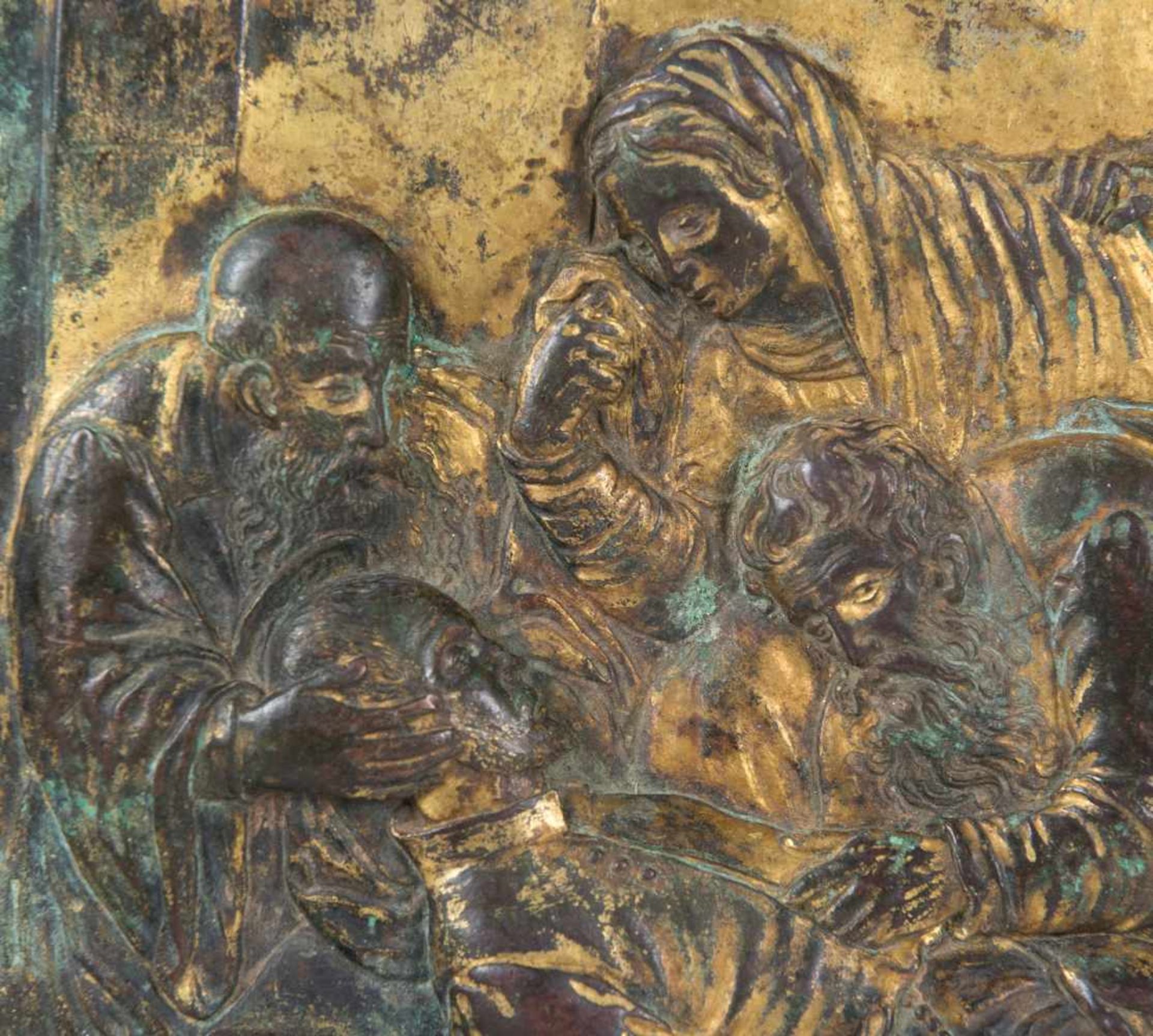 Chased and gilded copper bas-relief in. Italy. Circa 1500.Magnificent bas-relief in which the - Bild 4 aus 5