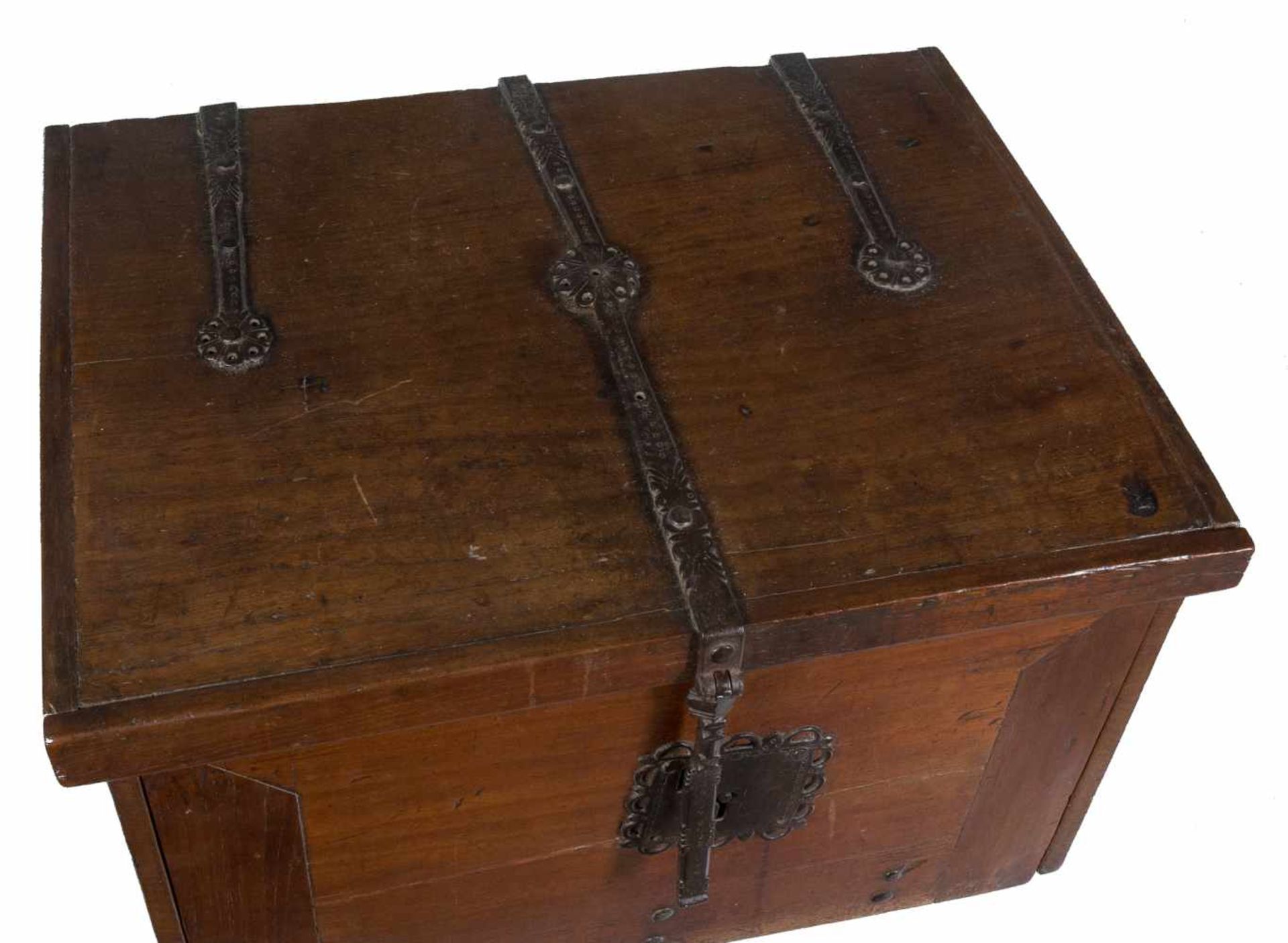 Wooden chest writing desk with iron fixtures. 16th century.The folding cover hides the inner drawers - Bild 3 aus 5