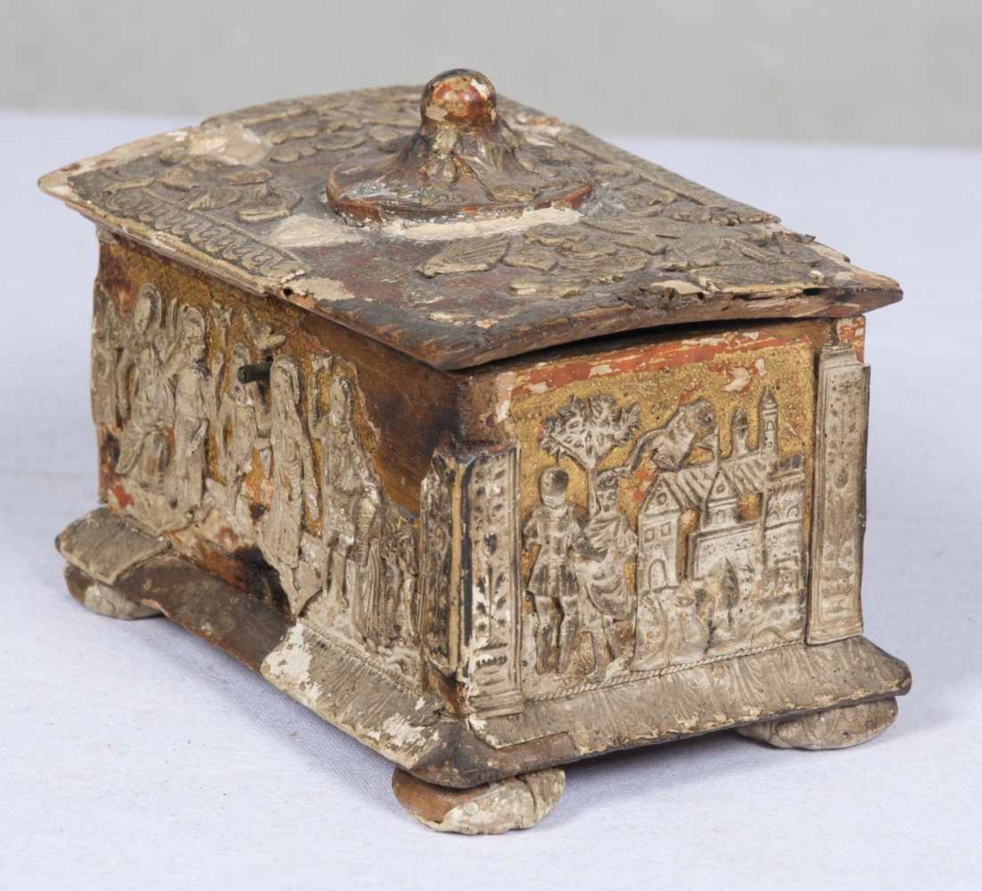 Small "pastiglia" gilded chest, with wooden base. Bottega dei trionif romani. Northeast Italy. - Bild 7 aus 9