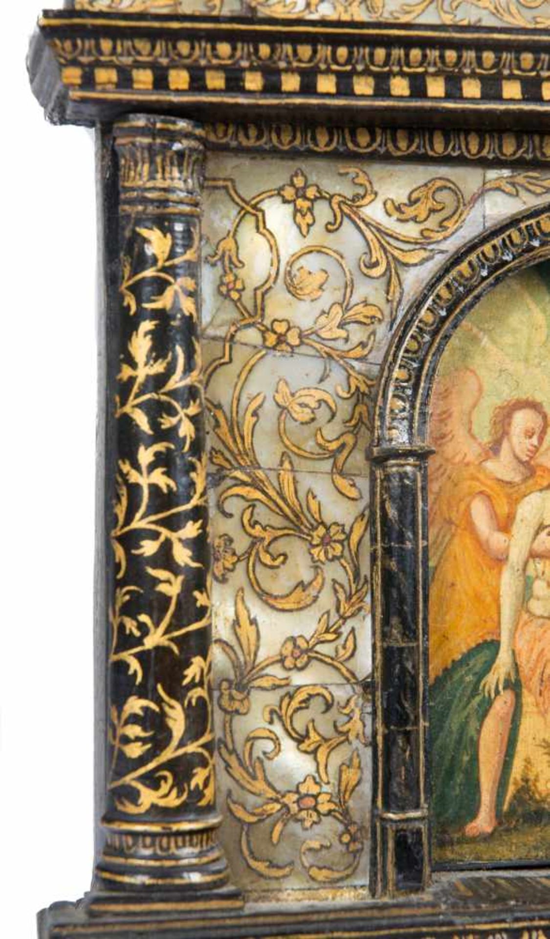 Gilded and lacquered wooden pax, with polychrome and gold mother-of-pearl inlay. Possibly Italy. - Bild 8 aus 9