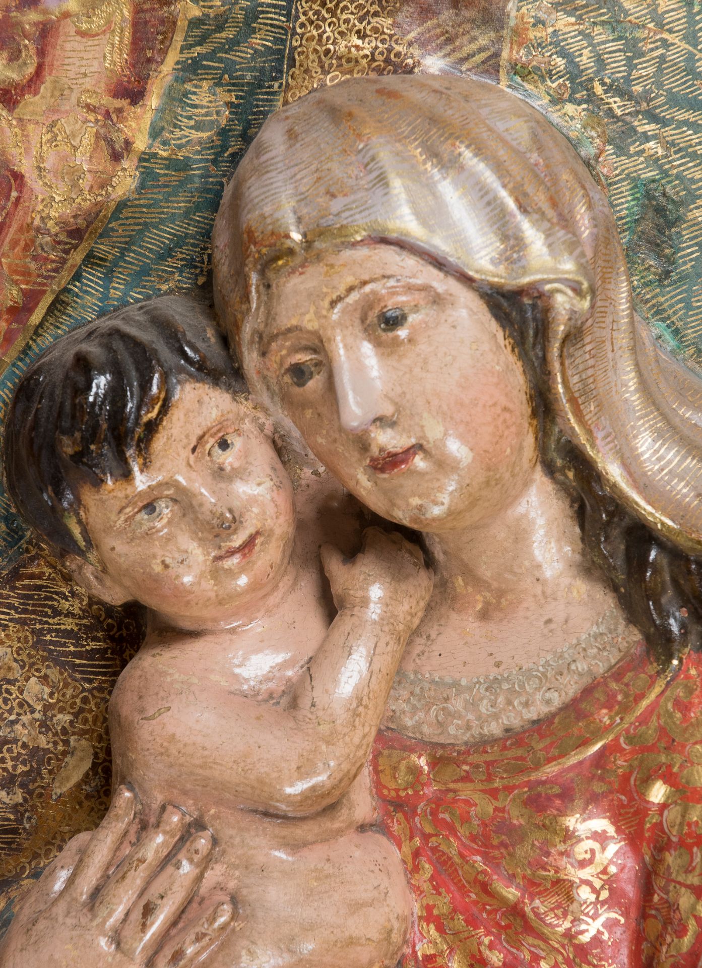 "Virgin and Child". Carved, polychromed and gilded wood relief. 17th century. 51 x 44 cm.- - -22. - Bild 2 aus 5