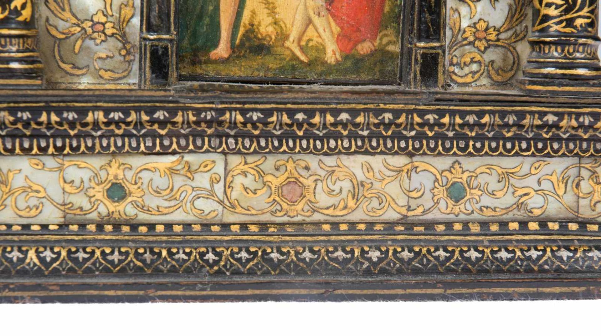 Gilded and lacquered wooden pax, with polychrome and gold mother-of-pearl inlay. Possibly Italy. - Bild 9 aus 9