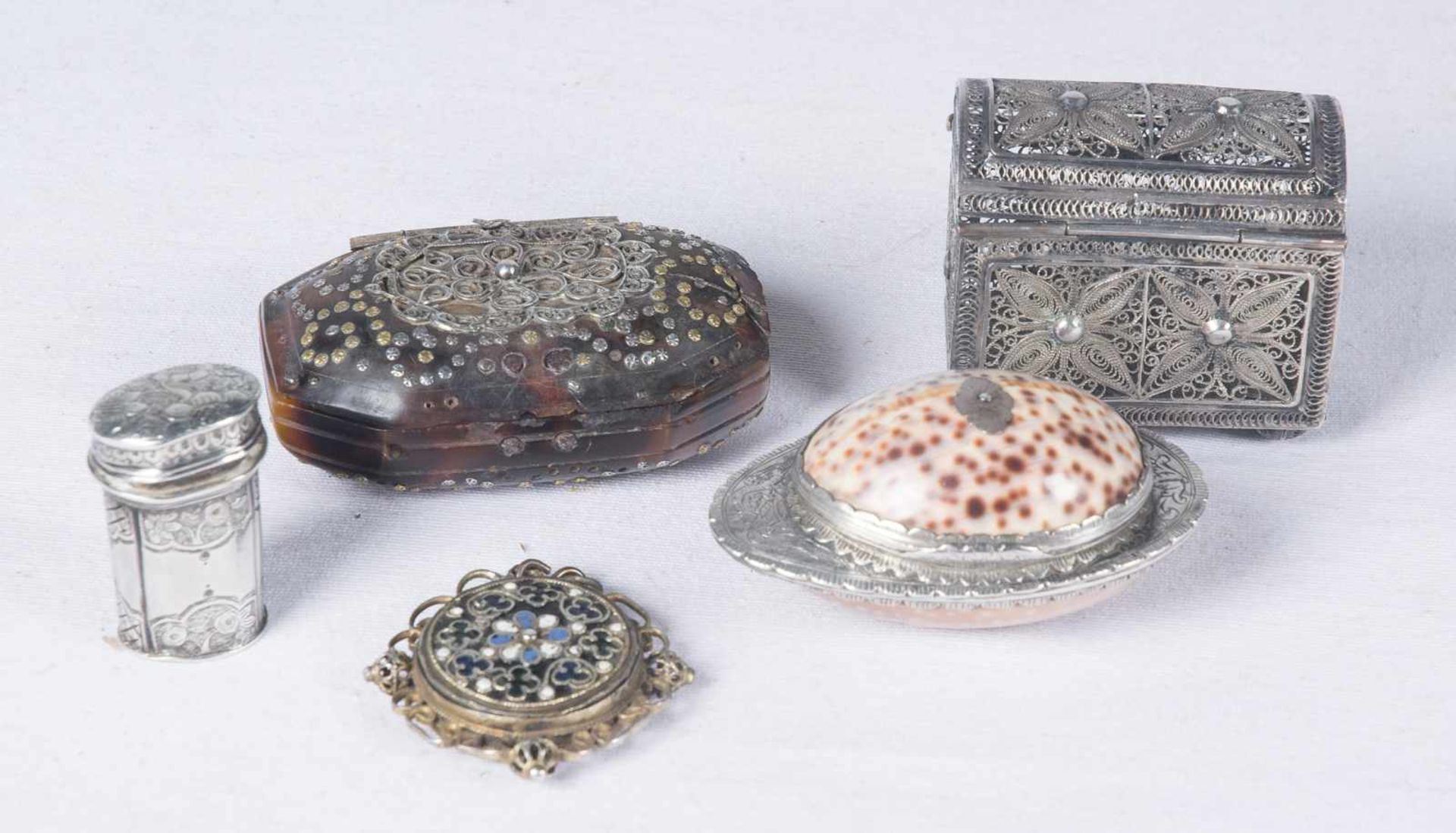 Set of five silver objects:Small chest in silver filigree. Goa 19th century, a little box in