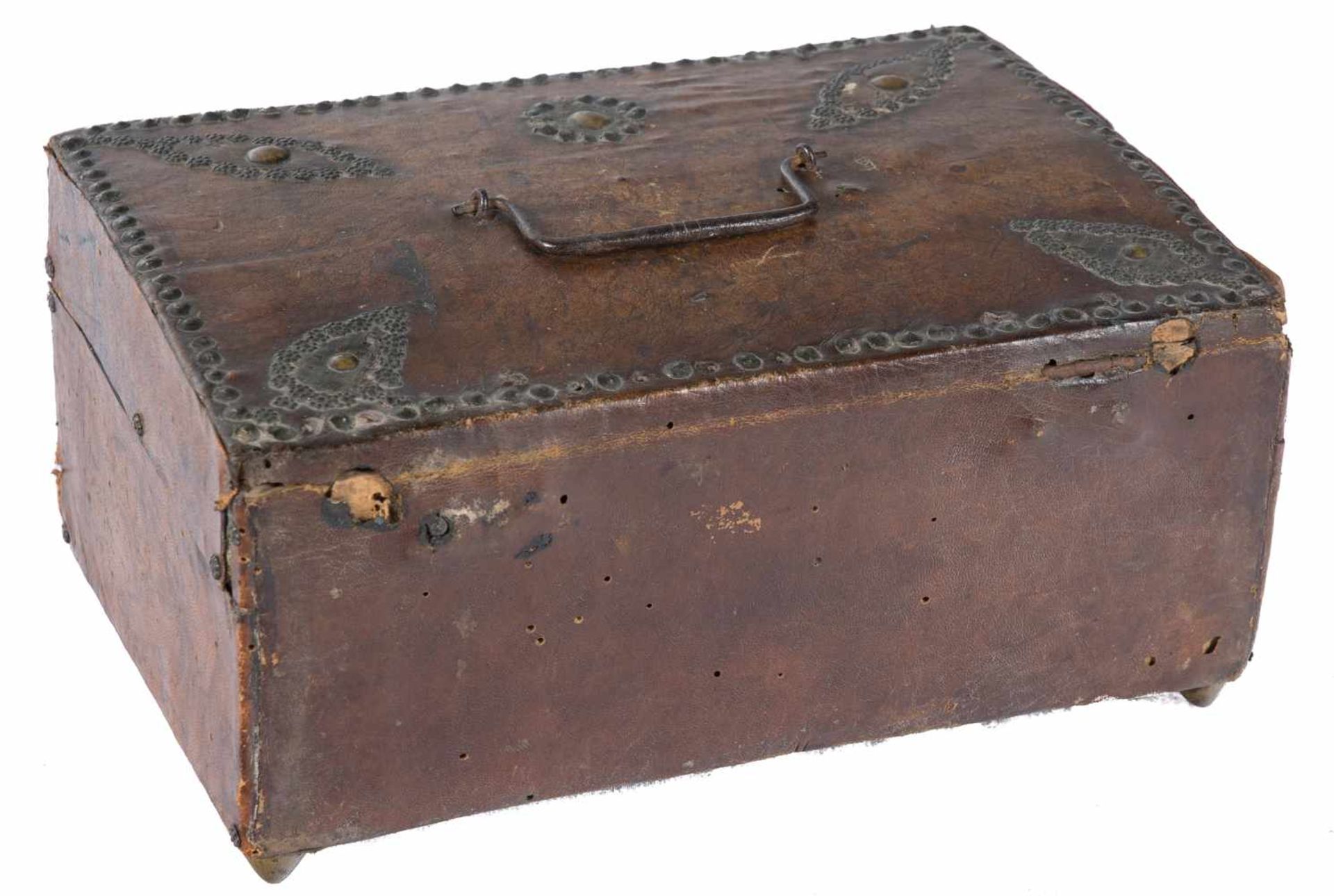 Wooden chest covered in studded leather with iron fixtures. Louis XIV period. Early 18th century. - Bild 3 aus 5