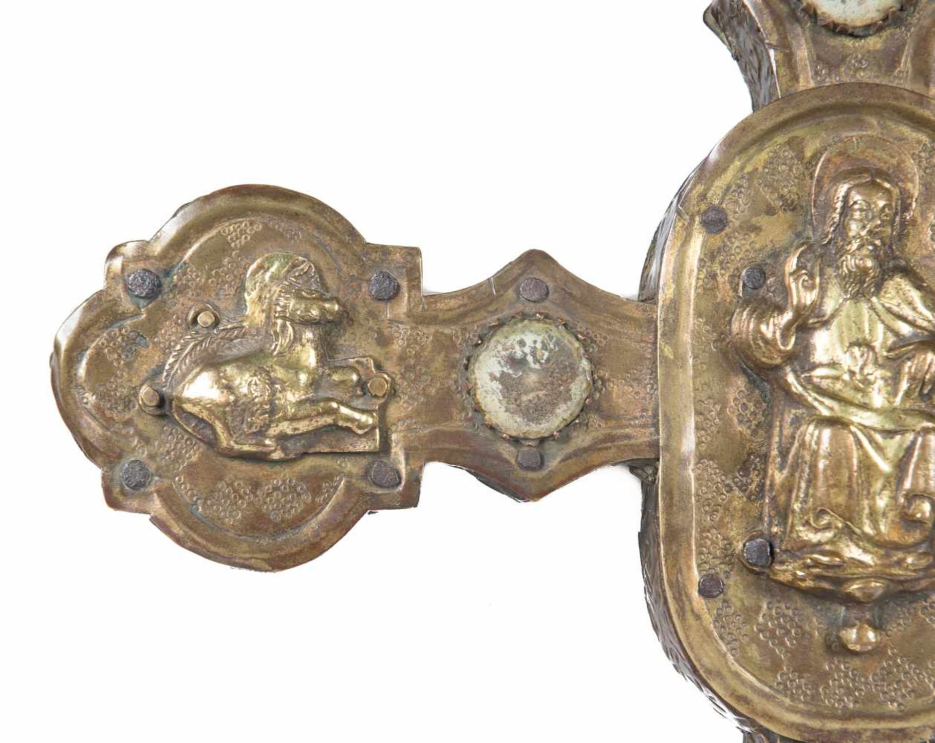 Gilded and embossed copper processional cross with cabochons and gilded copper applications, on a - Bild 11 aus 12