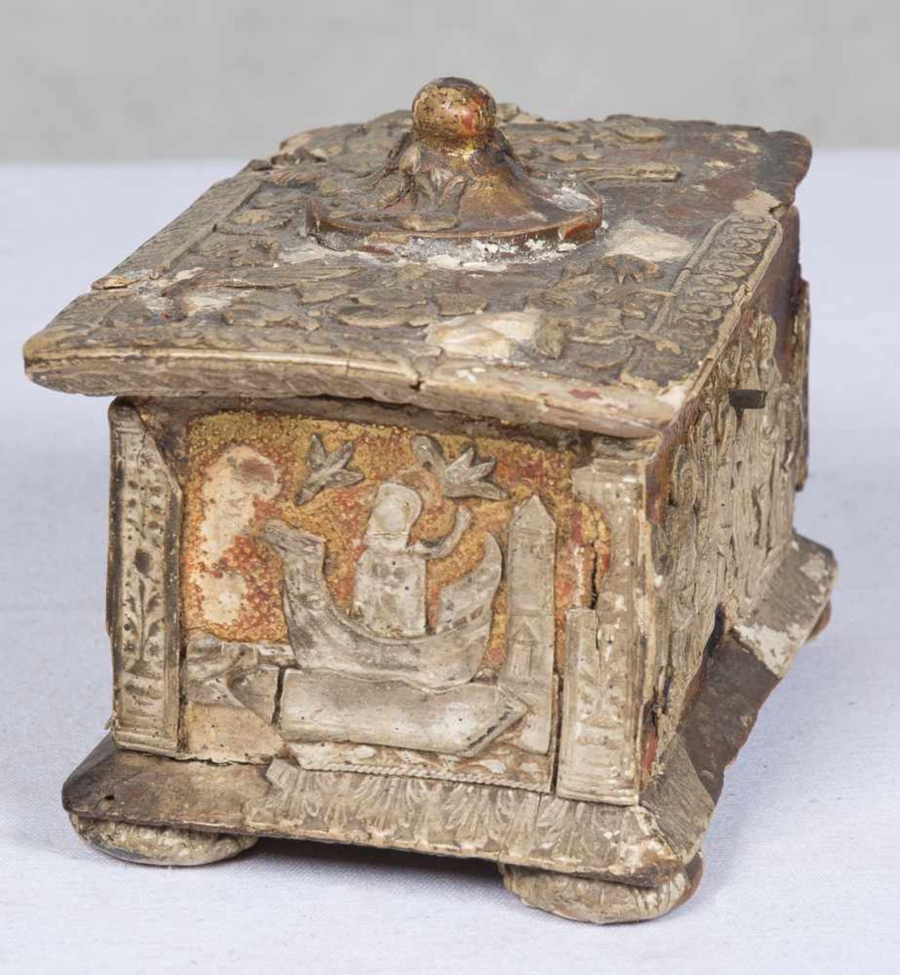 Small "pastiglia" gilded chest, with wooden base. Bottega dei trionif romani. Northeast Italy. - Bild 9 aus 9