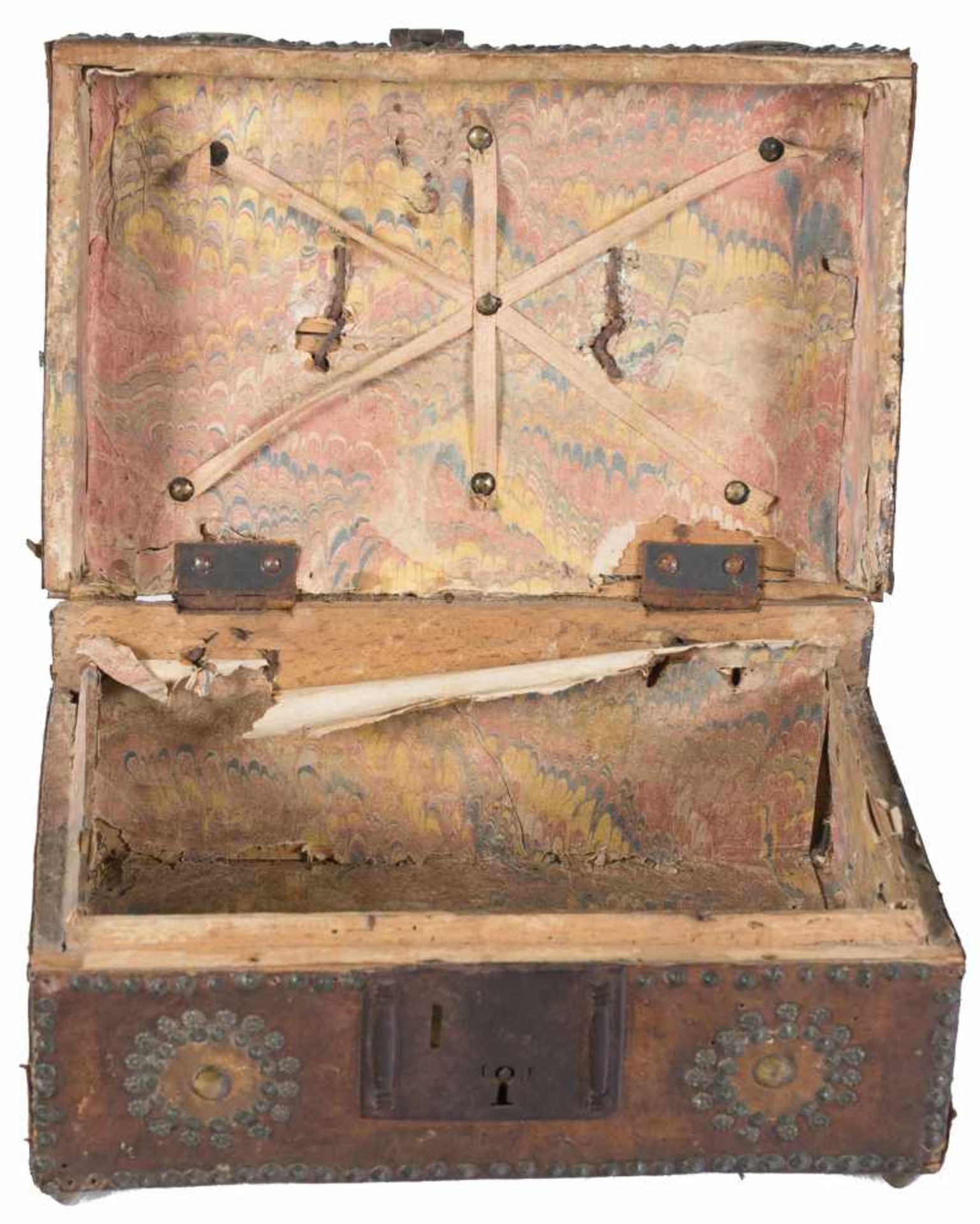 Wooden chest covered in studded leather with iron fixtures. Louis XIV period. Early 18th century. - Bild 5 aus 5