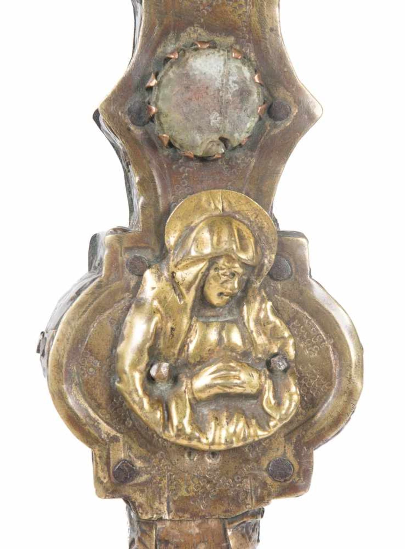 Gilded and embossed copper processional cross with cabochons and gilded copper applications, on a - Bild 8 aus 12