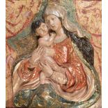 "Virgin and Child". Carved, polychromed and gilded wood relief. 17th century. 51 x 44 cm.- - -22.