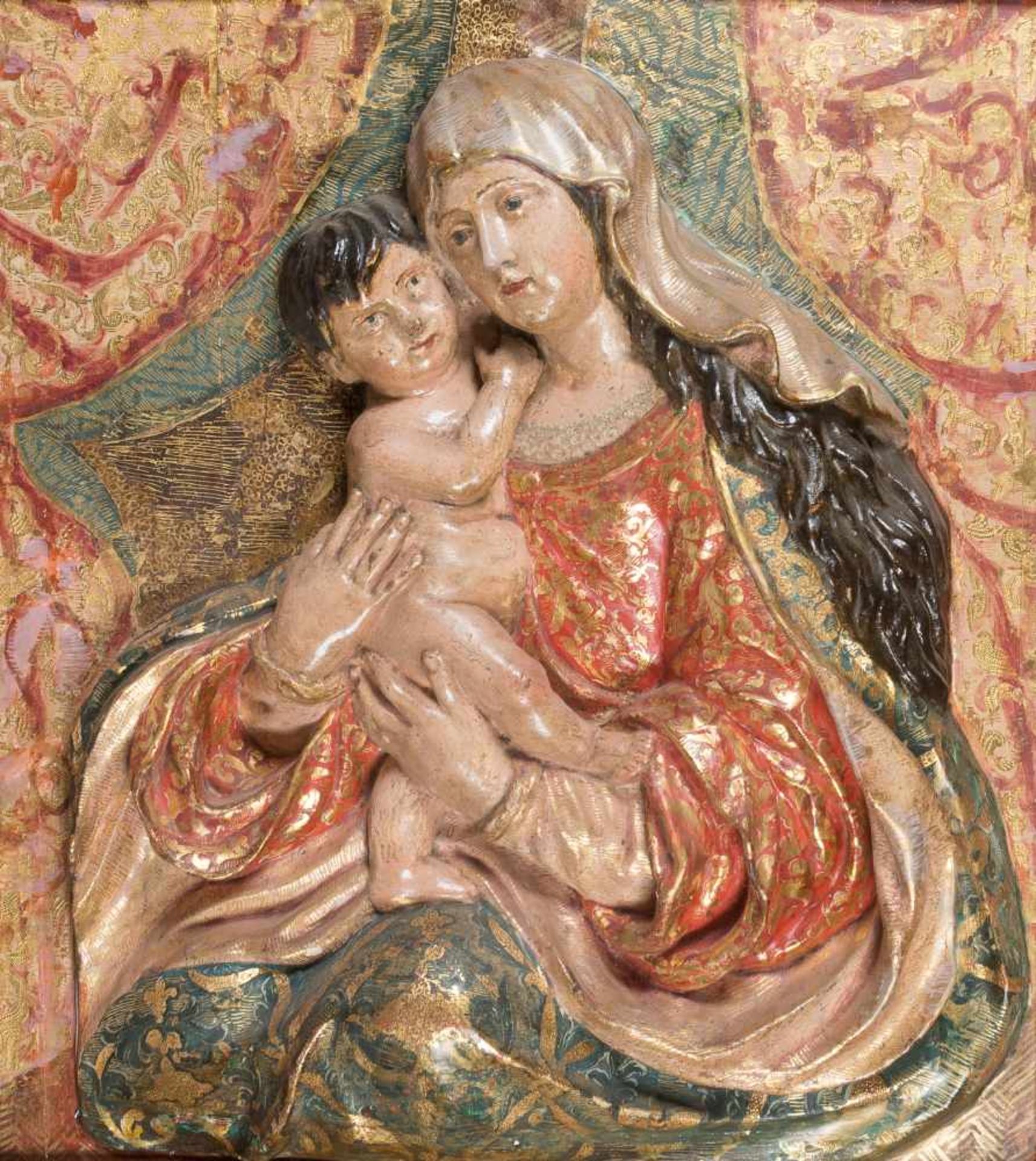 "Virgin and Child". Carved, polychromed and gilded wood relief. 17th century. 51 x 44 cm.- - -22.