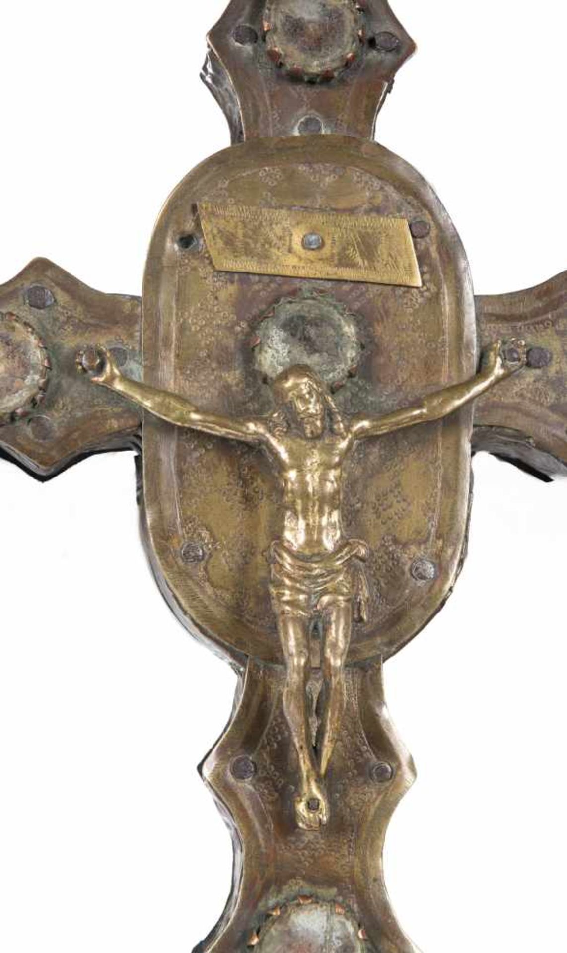 Gilded and embossed copper processional cross with cabochons and gilded copper applications, on a - Bild 5 aus 12