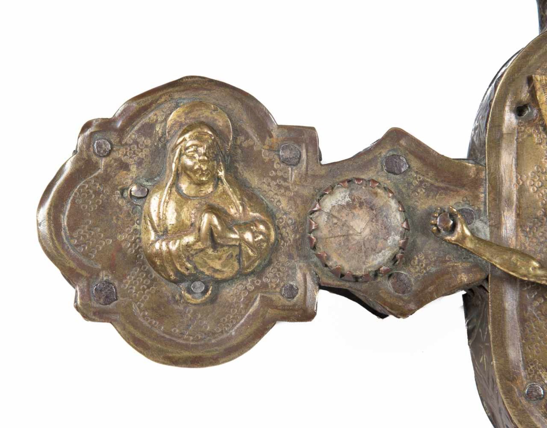 Gilded and embossed copper processional cross with cabochons and gilded copper applications, on a - Bild 6 aus 12