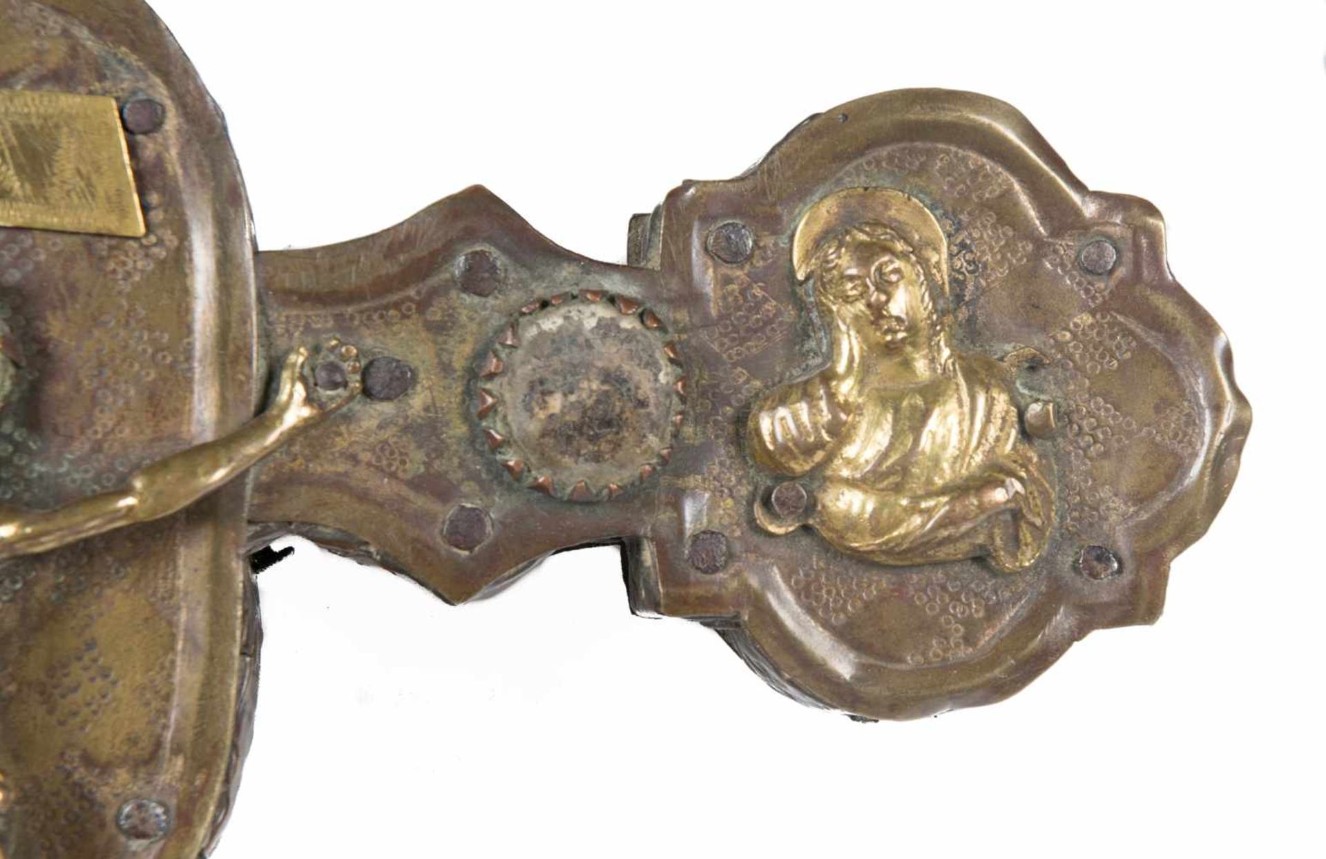 Gilded and embossed copper processional cross with cabochons and gilded copper applications, on a - Bild 7 aus 12